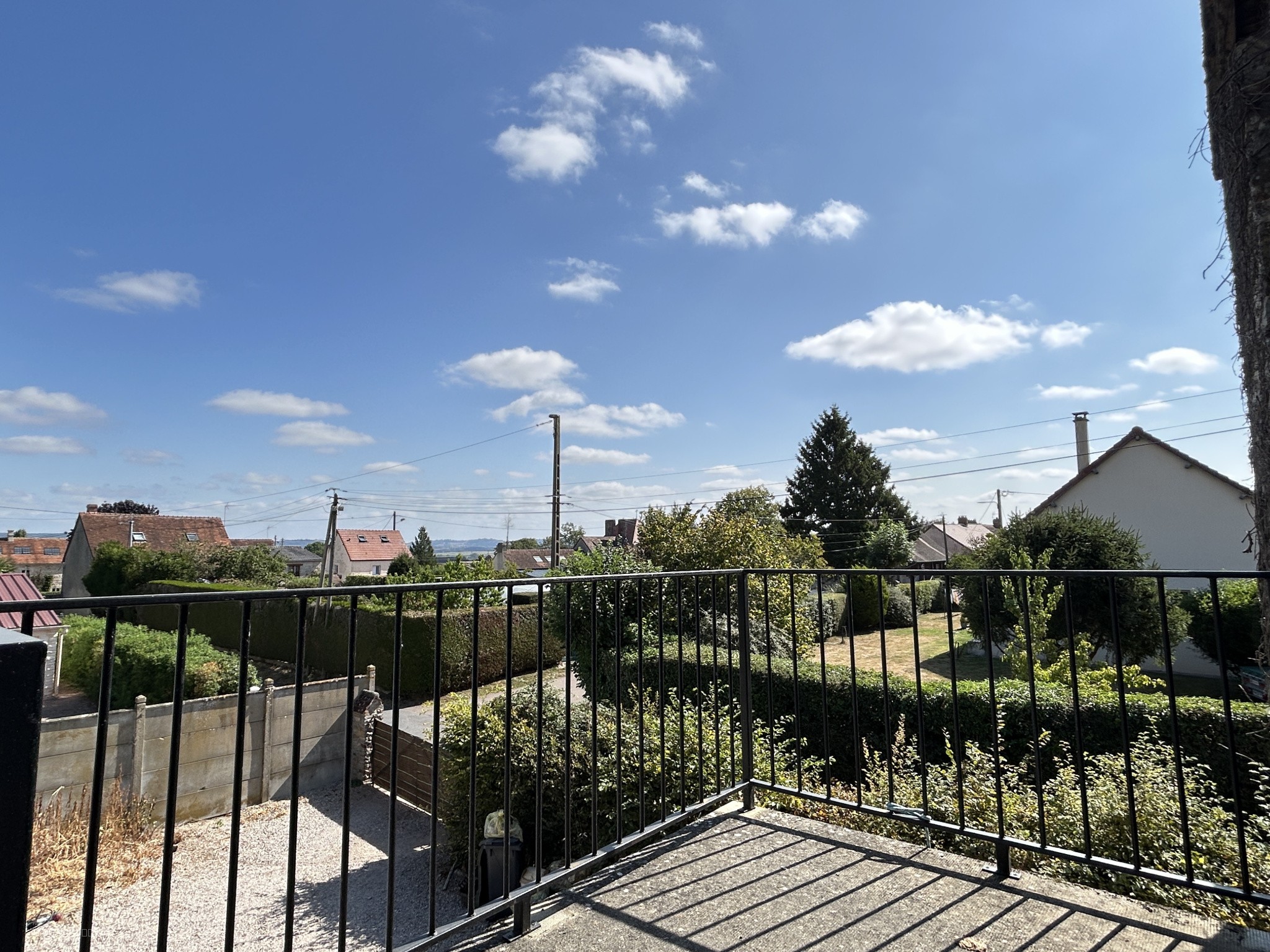 Une maison en pierres et tuiles de pays d'environ 160m2 comprenant: -Au rez-de-chaussée: cuisine aménagé avec — photo 18
