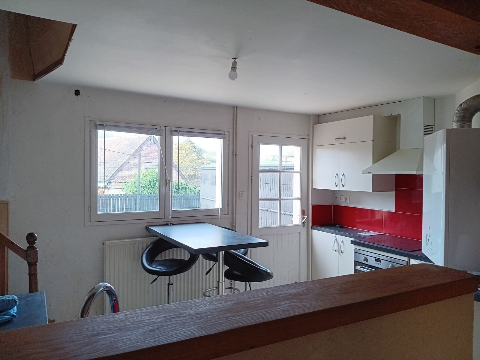 Maison construite en briques et couverte en ardoises se situe en plein centre ville à 1mn à pied des commerces — photo 10
