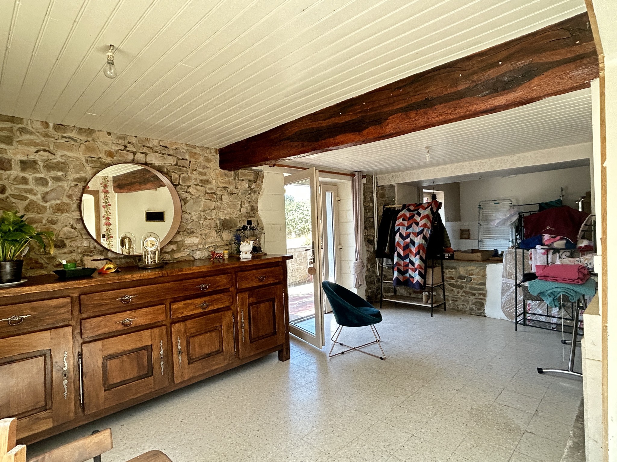 Une maison en pierres et tuiles de pays d'environ 160m2 comprenant: -Au rez-de-chaussée: cuisine aménagé avec — photo 6