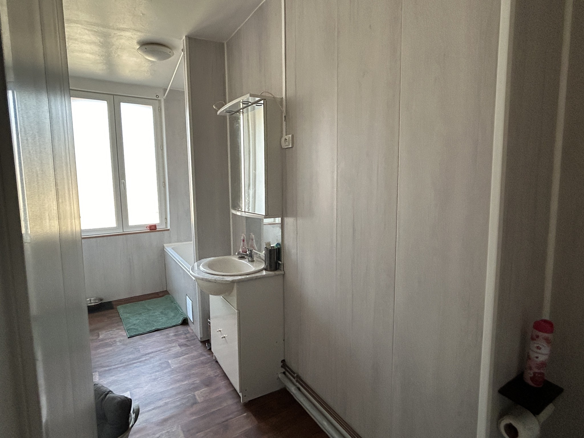 L'agence CAZIN Immobilier vous propose à la location cet appartement rénové composé de la manière suivante : A — photo 8