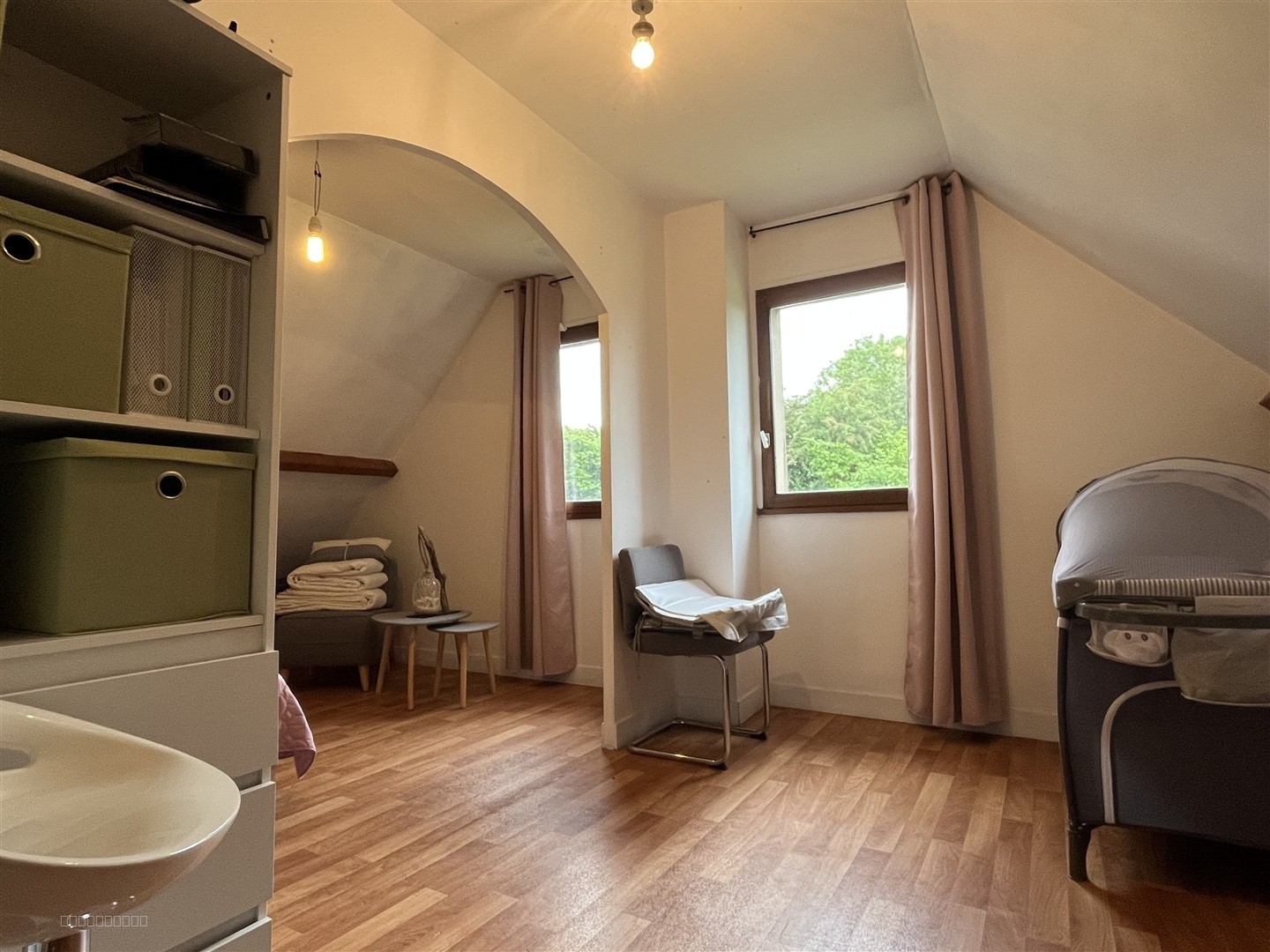 Ce beau pavillon cossu, fonctionnel et spacieux vous offre un espace de vie agréable avec sa possibilité de vi — photo 16
