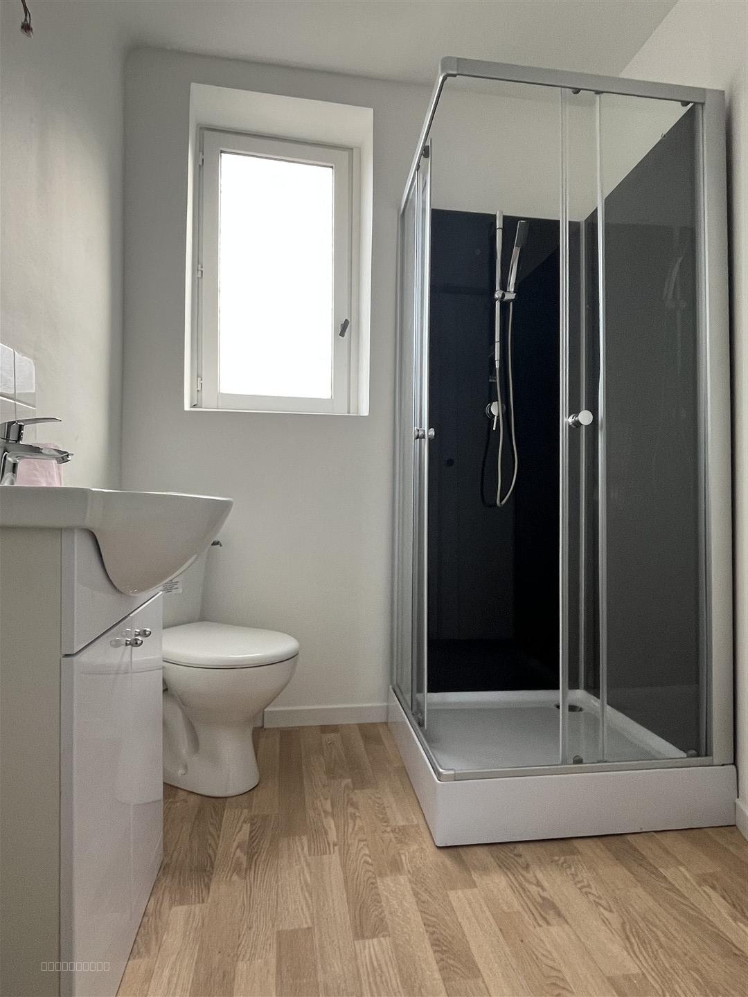 Au coeur de la ville de VIMOUTIERS, ce logement est situé au coeur d'un petit ensemble de 3 logements privés a — photo 2