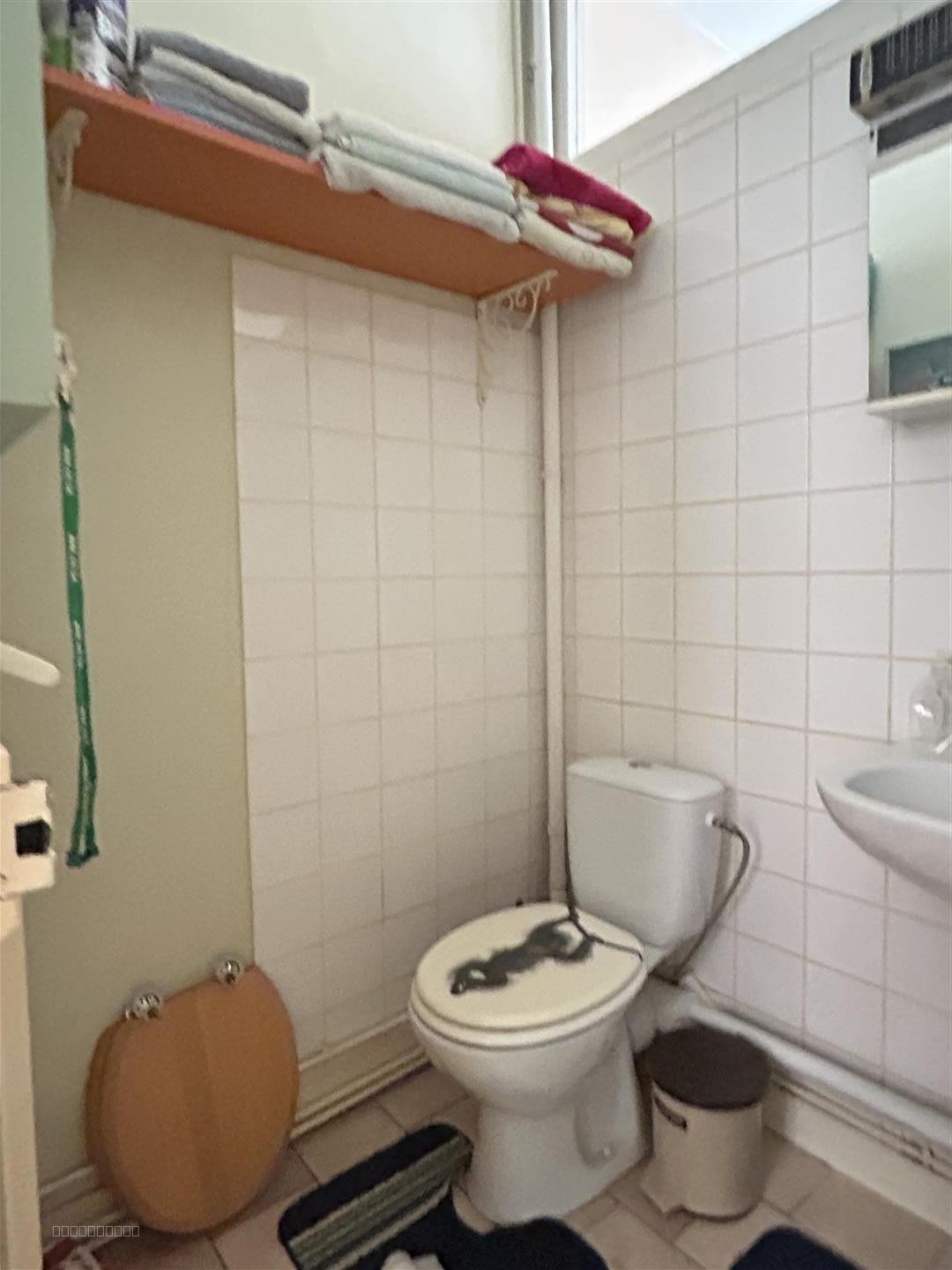 Maison d’habitation à vendre comprenant : Au rez-de-chaussée : une entrée, une chambre d'amis/bureau, wc avec — photo 6