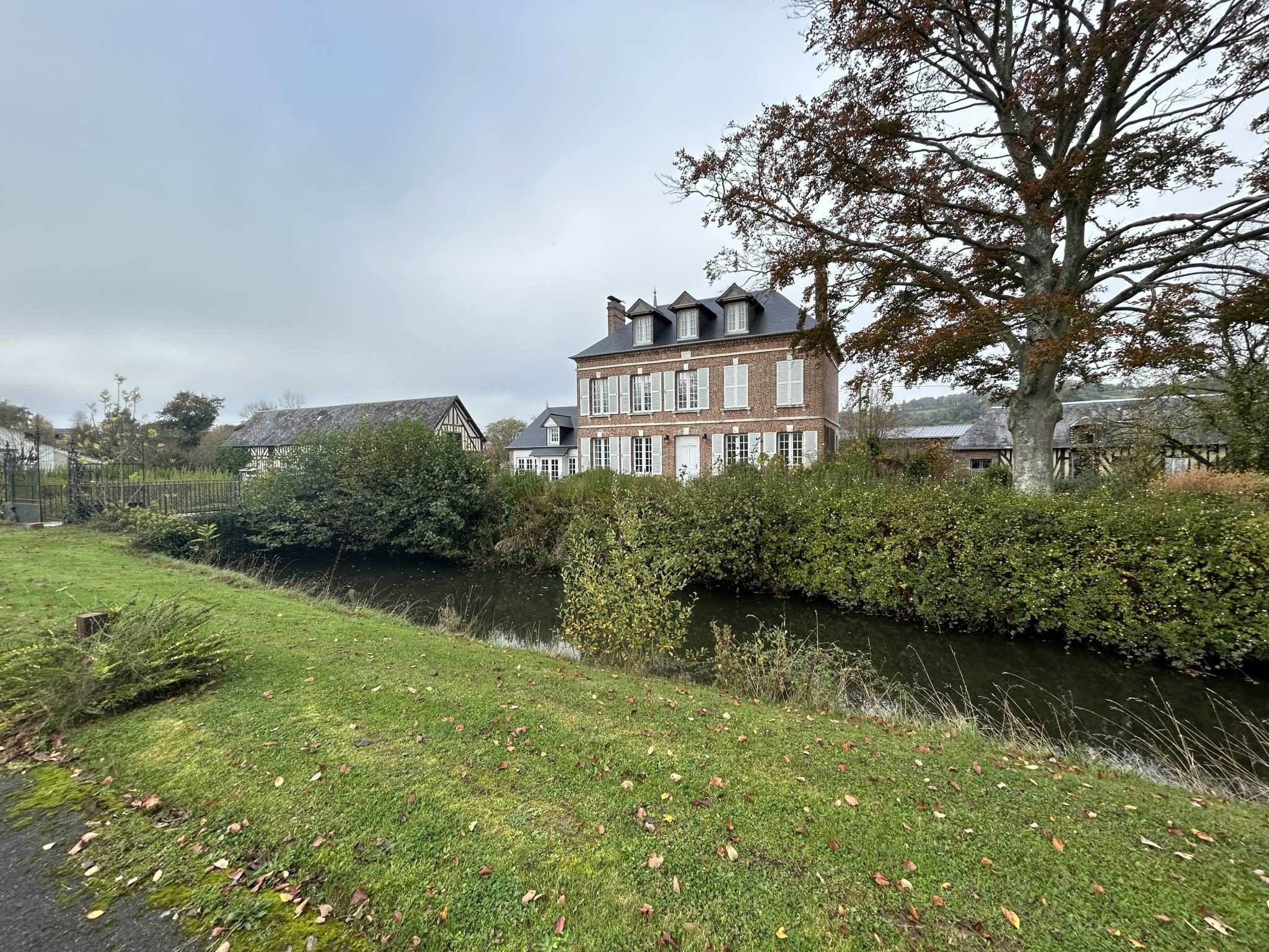 Une propriété comprenant : 1o) Un logis principal, type Maison de Maître construite en briques et couverte en — photo 4