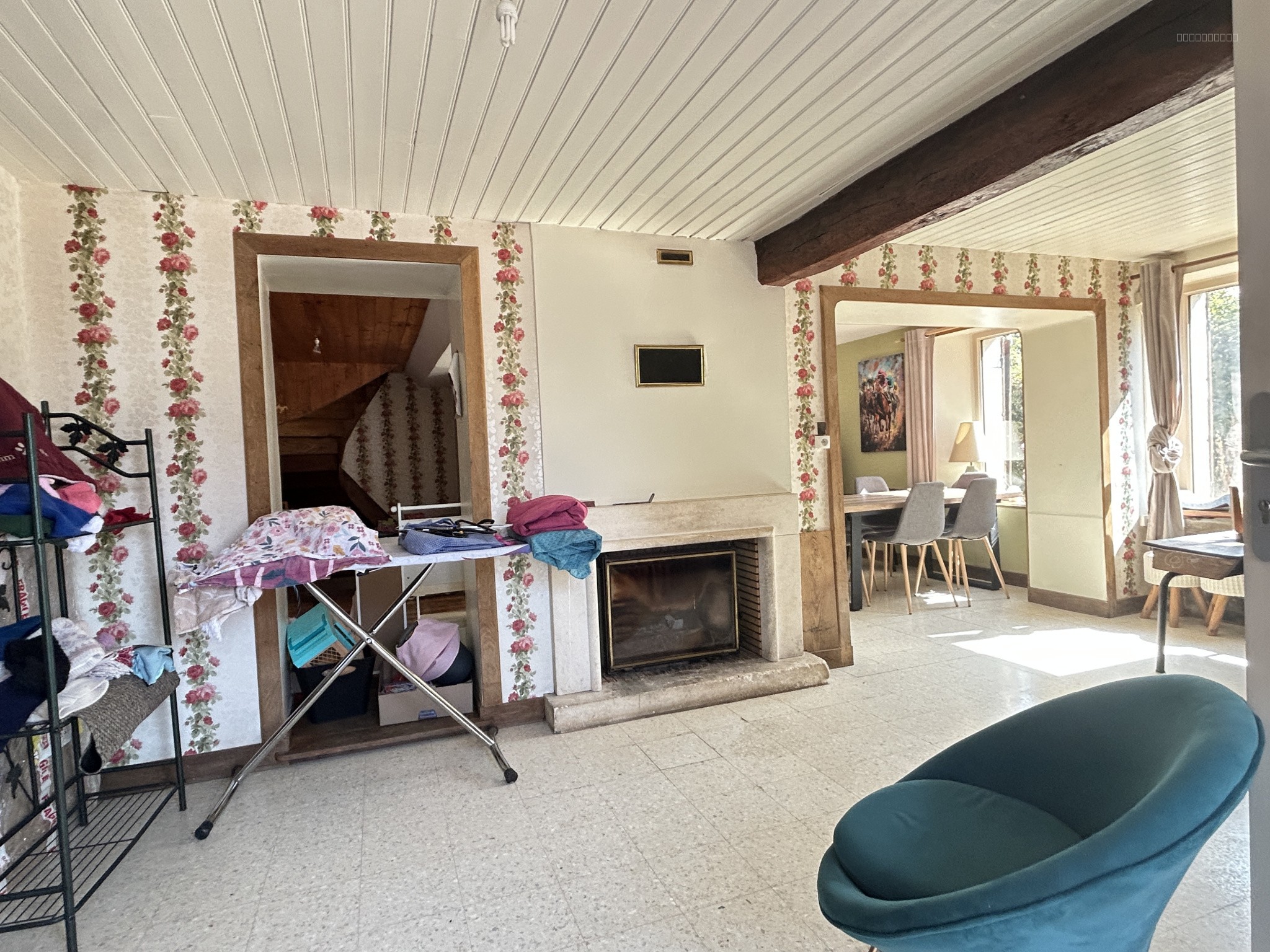 Une maison en pierres et tuiles de pays d'environ 160m2 comprenant: -Au rez-de-chaussée: cuisine aménagé avec — photo 7