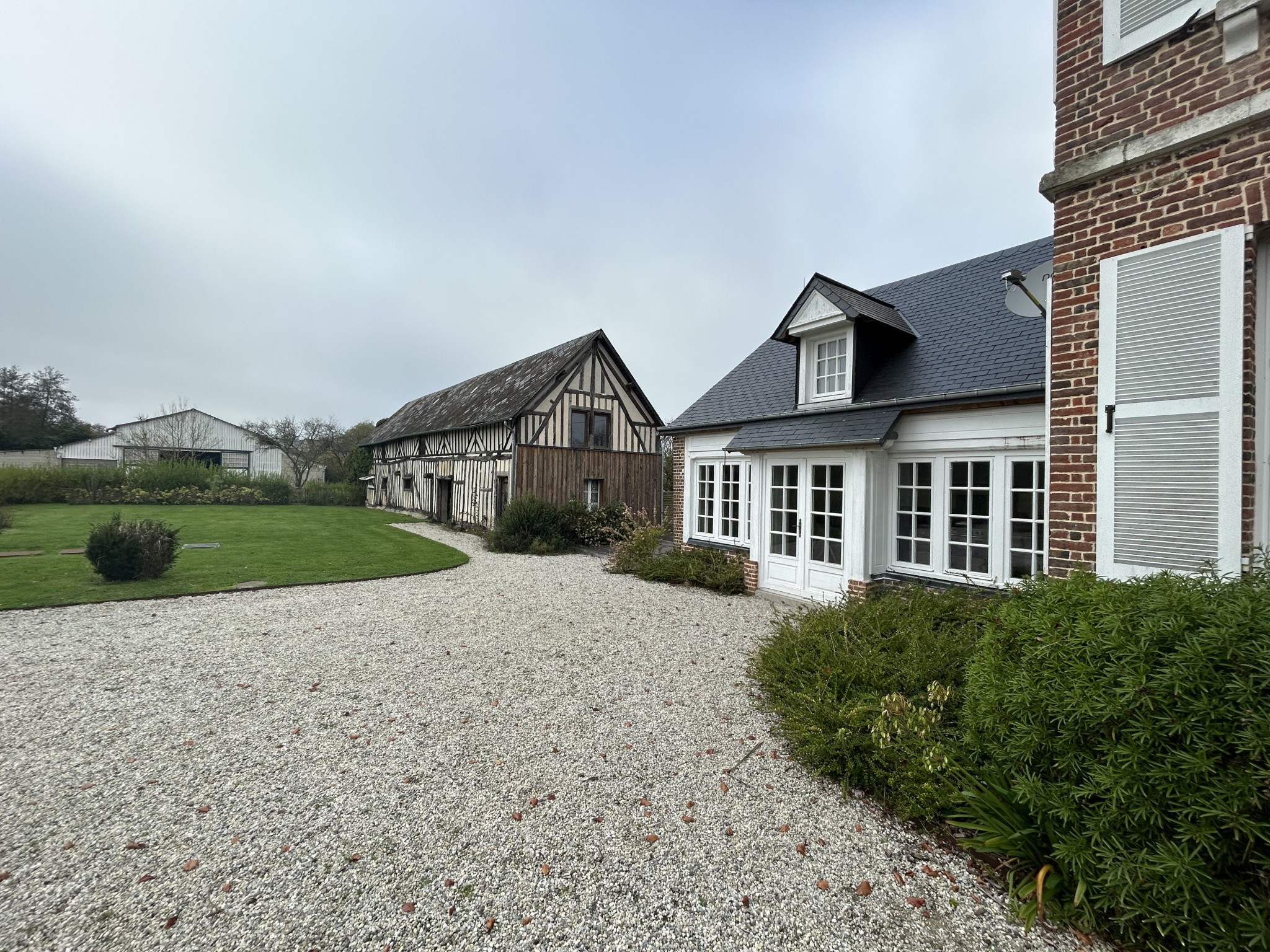 Une propriété comprenant : 1o) Un logis principal, type Maison de Maître construite en briques et couverte en — photo 2