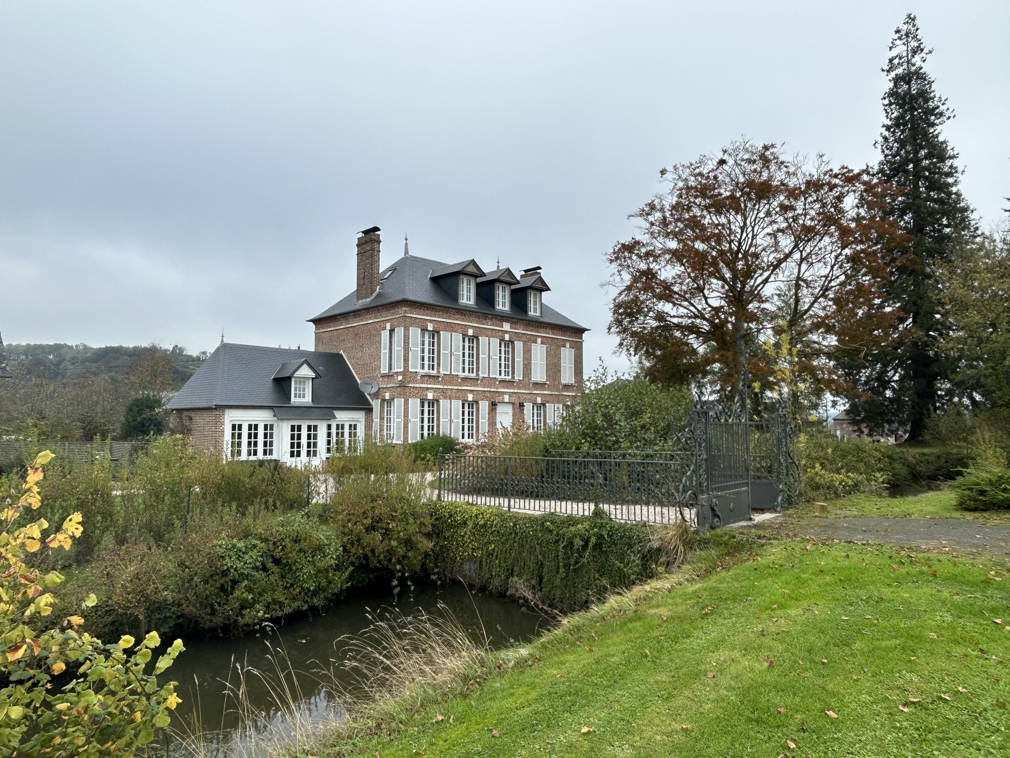 Une propriété comprenant : 1o) Un logis principal, type Maison de Maître construite en briques et couverte en — photo 16