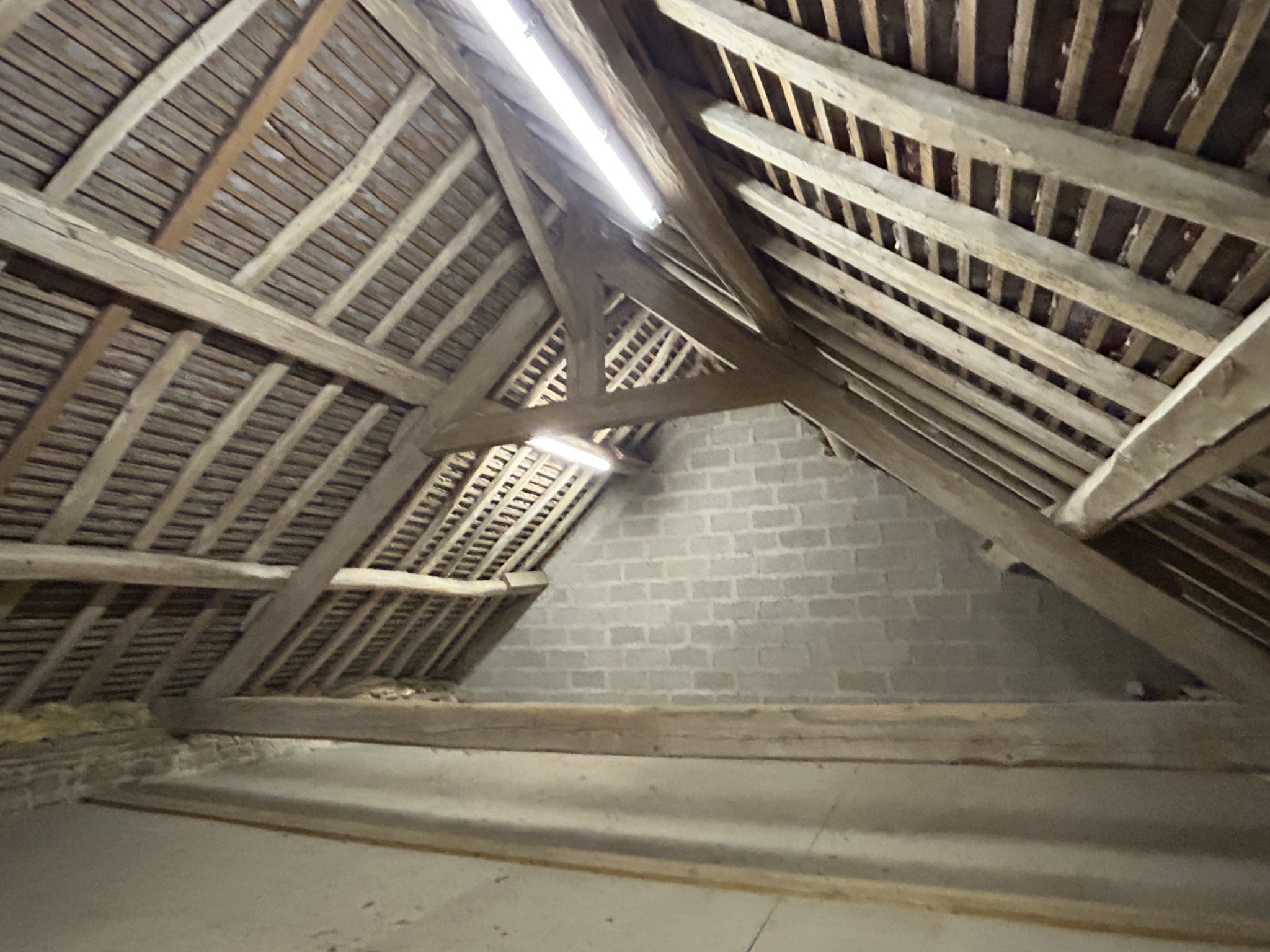 Une maison en pierres et tuiles de pays d'environ 160m2 comprenant: -Au rez-de-chaussée: cuisine aménagé avec — photo 16