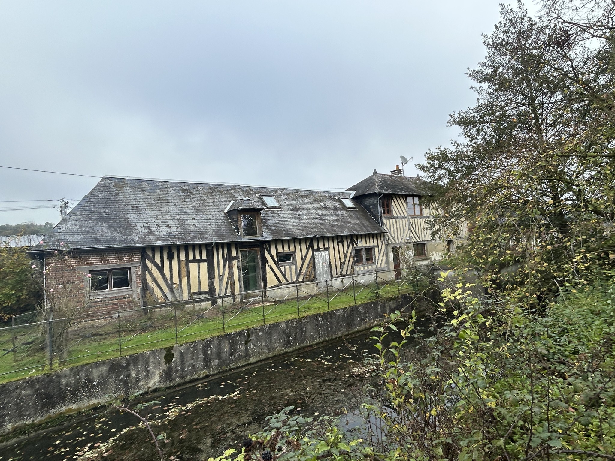Une propriété comprenant : 1o) Un logis principal, type Maison de Maître construite en briques et couverte en — photo 3
