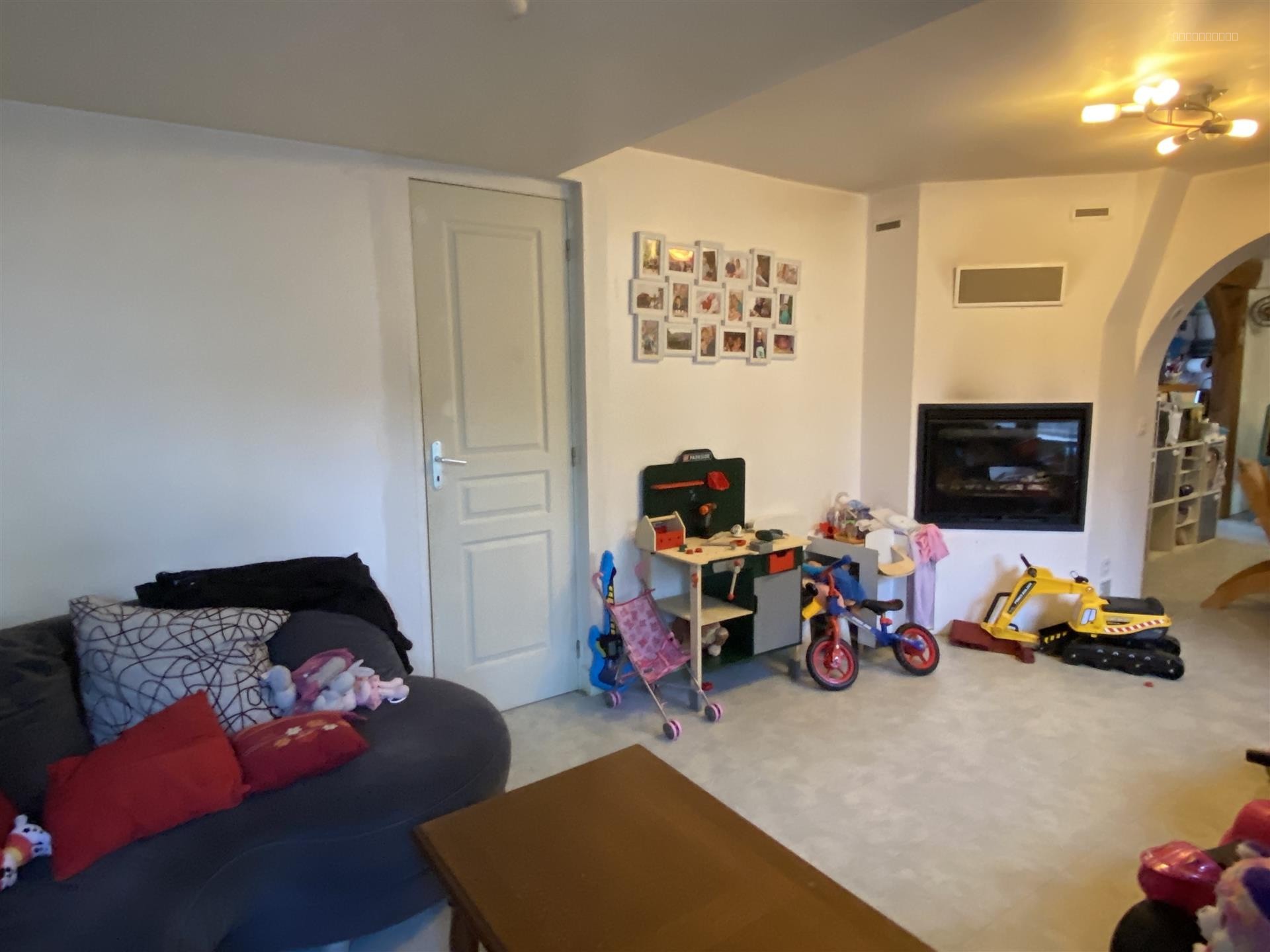 Maison construite en briques et couverte en ardoises se situe en plein centre ville à 1mn à pied des commerces — photo 17