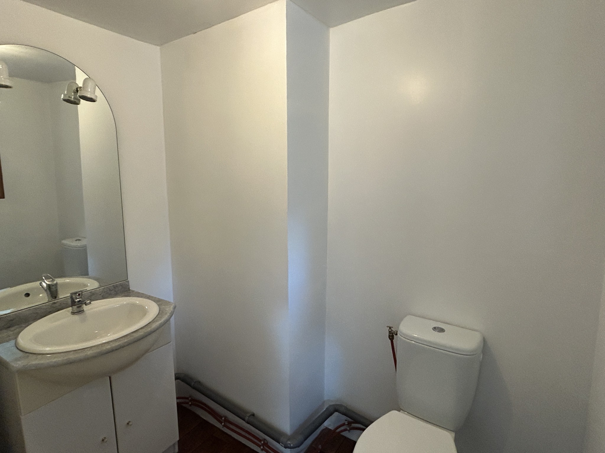 L'agence CAZIN Immobilier vous propose à la location cet appartement rénové composé de la manière suivante : A — photo 4