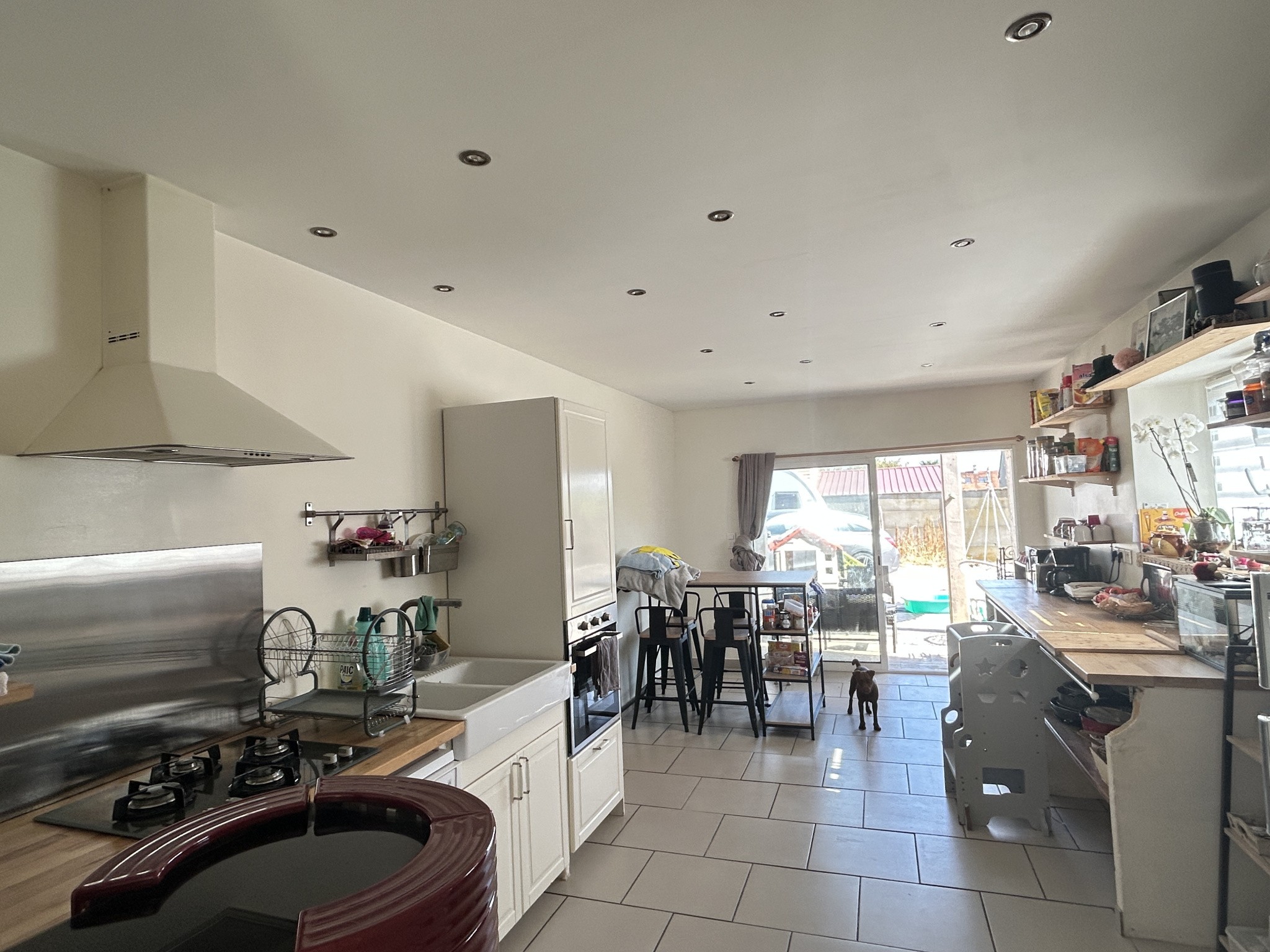 Une maison en pierres et tuiles de pays d'environ 160m2 comprenant: -Au rez-de-chaussée: cuisine aménagé avec — photo 3