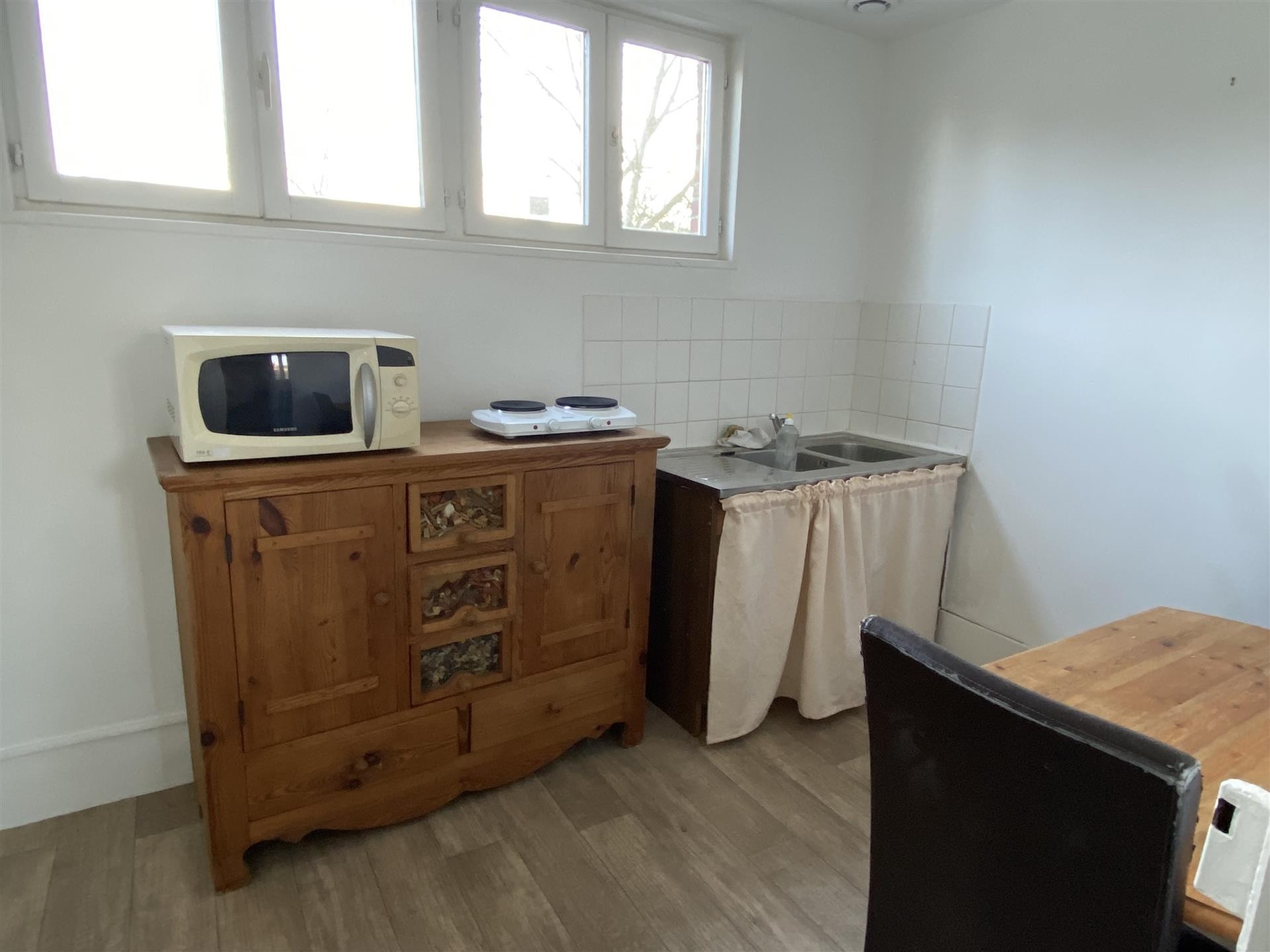 Au coeur de la ville de VIMOUTIERS, ce logement est situé au coeur d'un petit ensemble de 3 logements privés a — photo 3