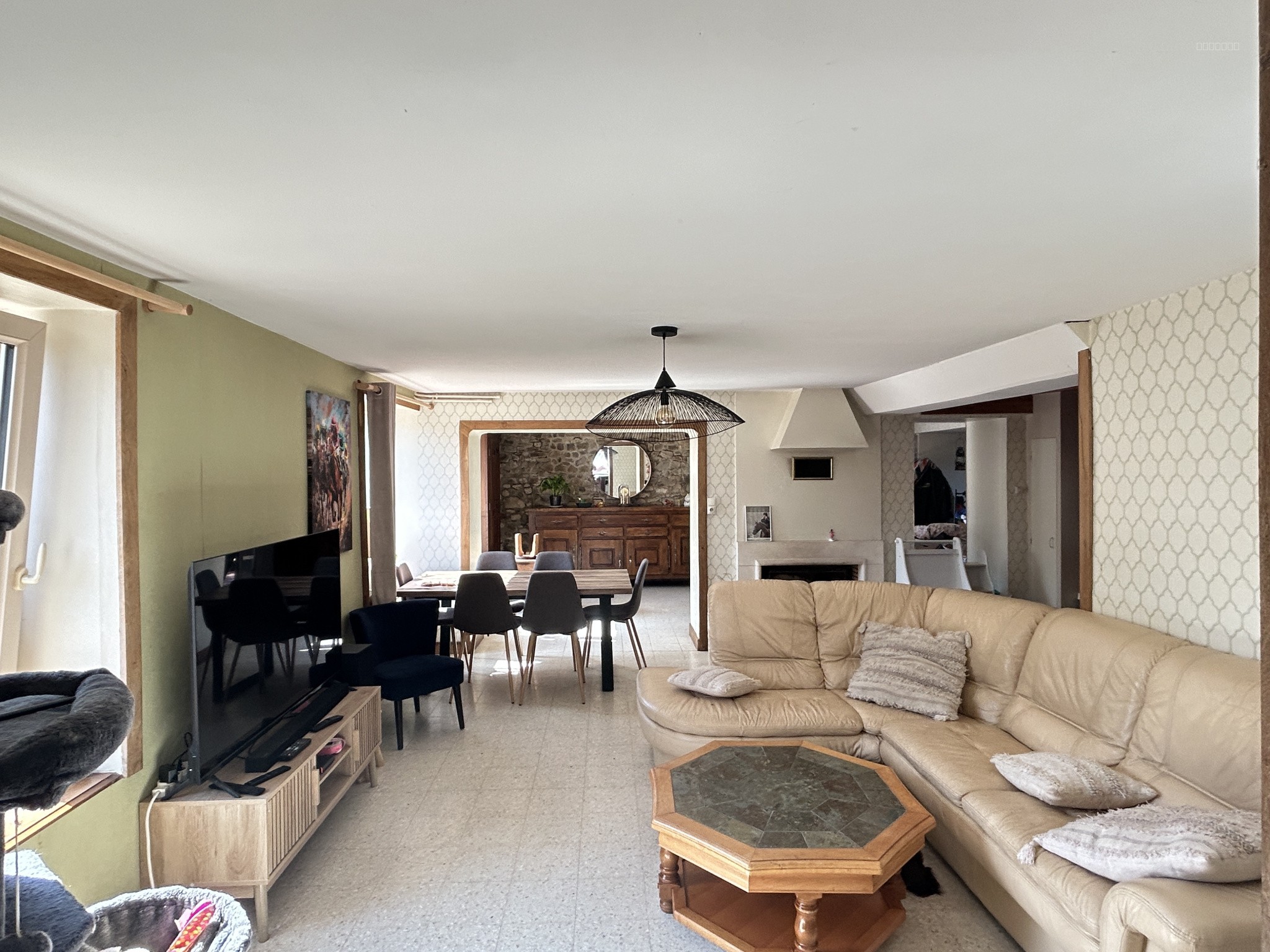 Une maison en pierres et tuiles de pays d'environ 160m2 comprenant: -Au rez-de-chaussée: cuisine aménagé avec — photo 5