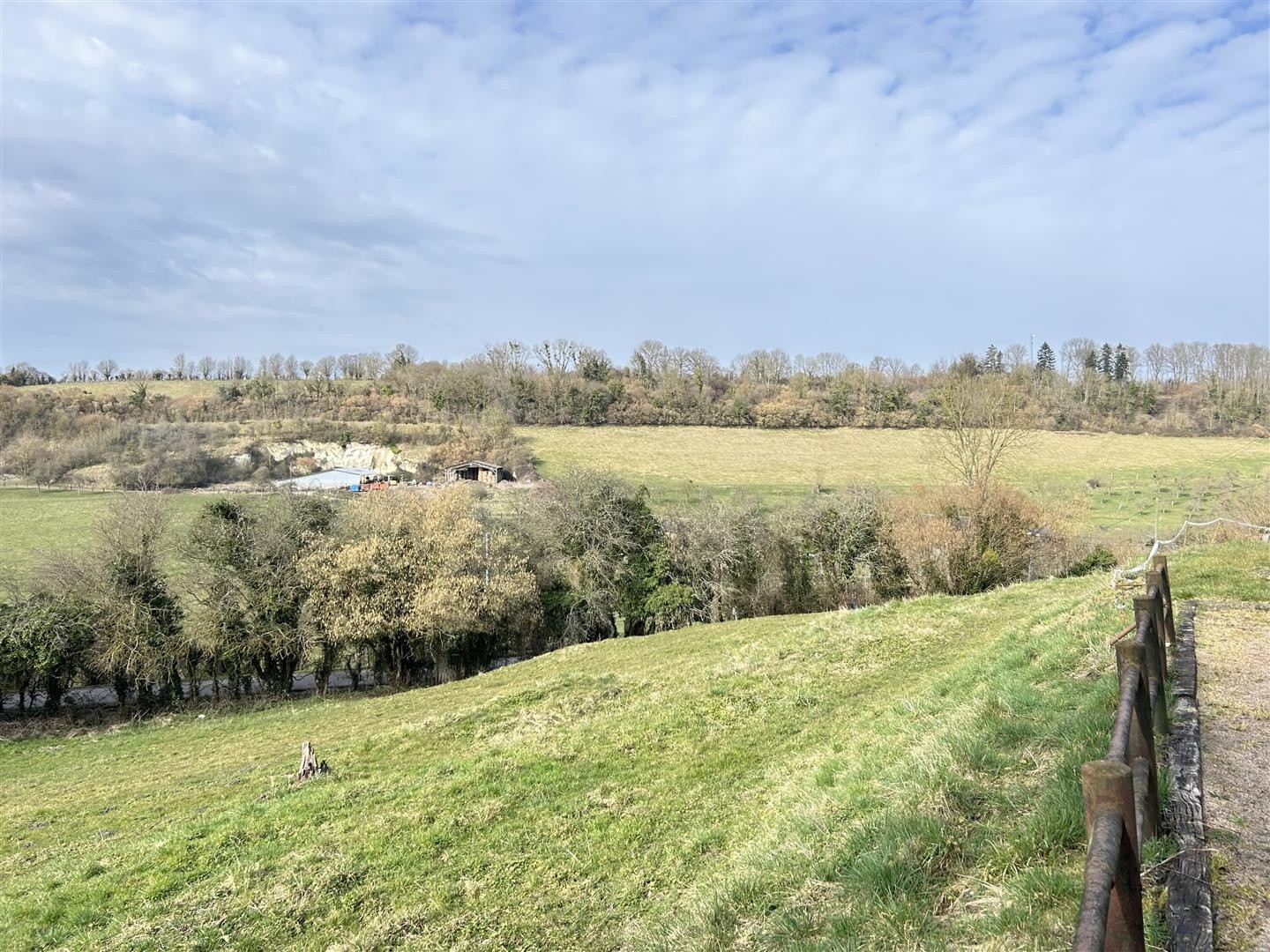 Non loin du centre ville de Vimoutiers, cette propriété vous offre une maison d'habitation d'environ 105m2 + c — photo 17