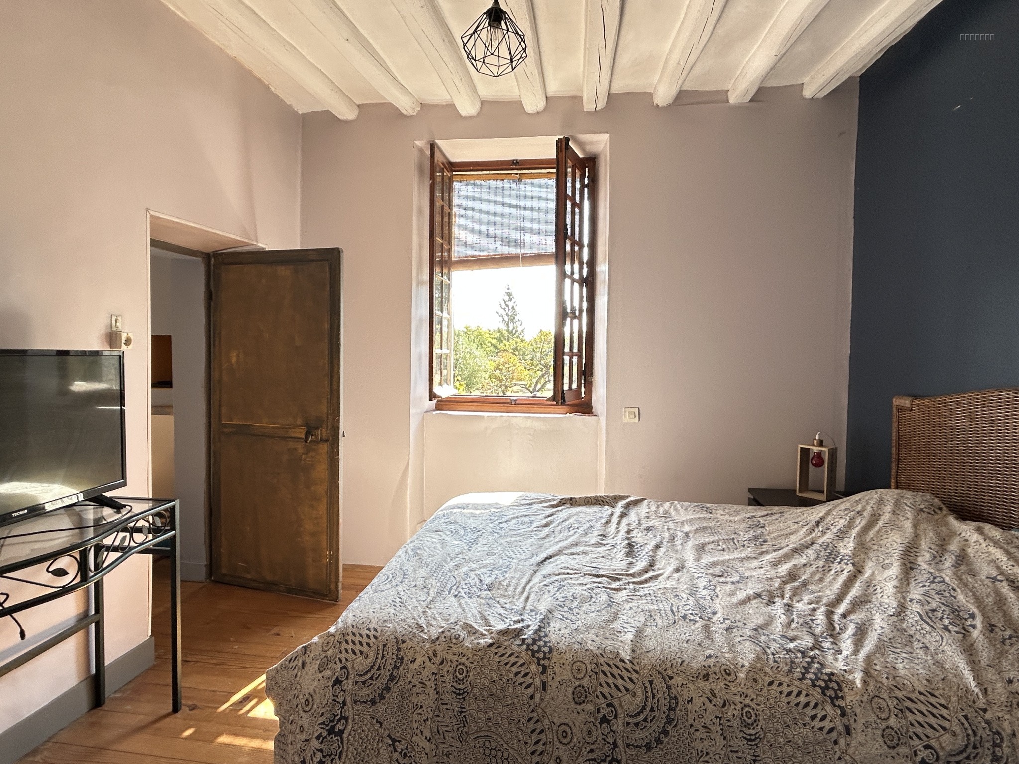 Une maison en pierres et tuiles de pays d'environ 160m2 comprenant: -Au rez-de-chaussée: cuisine aménagé avec — photo 13