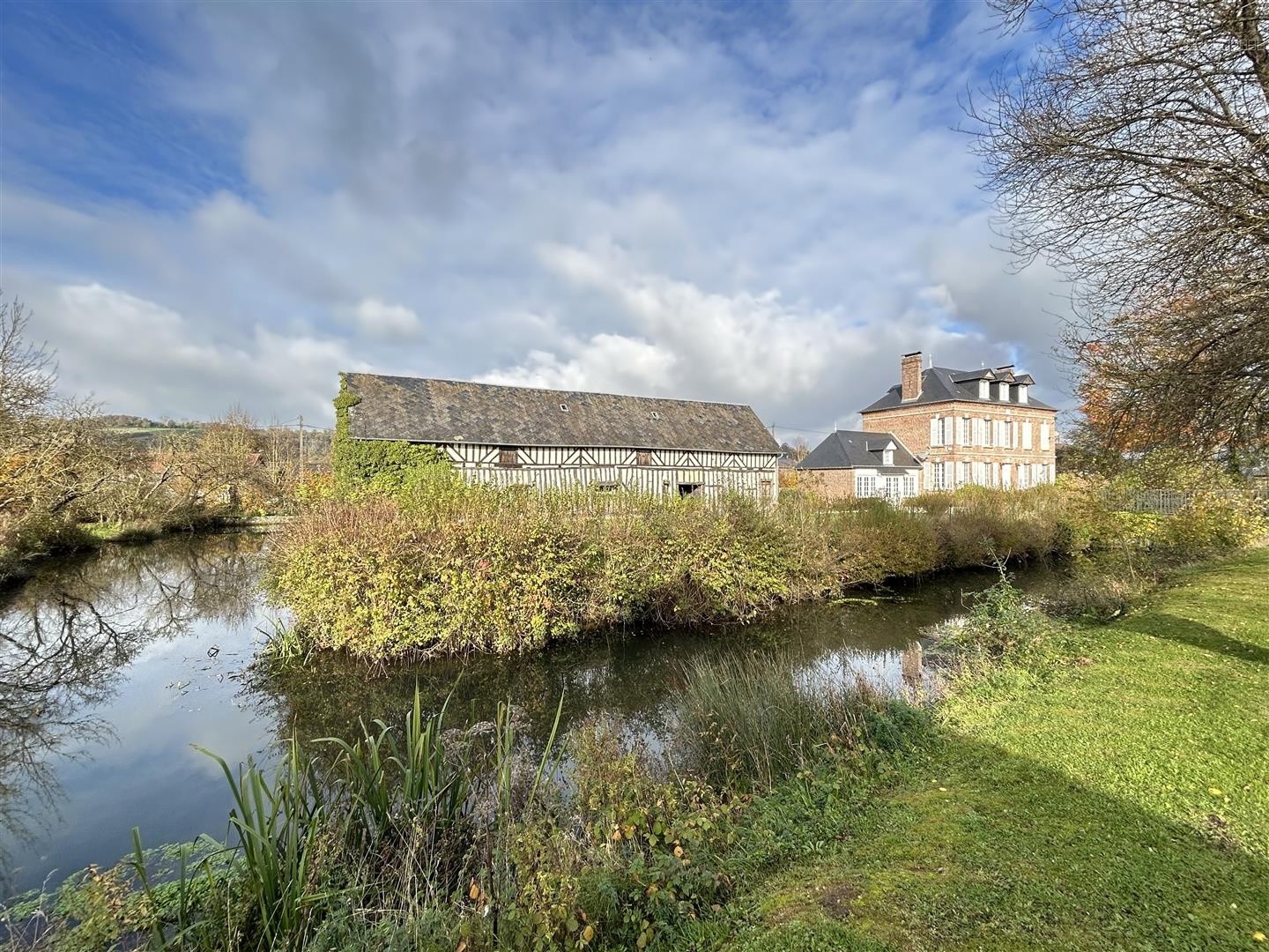 Une propriété comprenant : 1o) Un logis principal, type Maison de Maître construite en briques et couverte en — photo 15