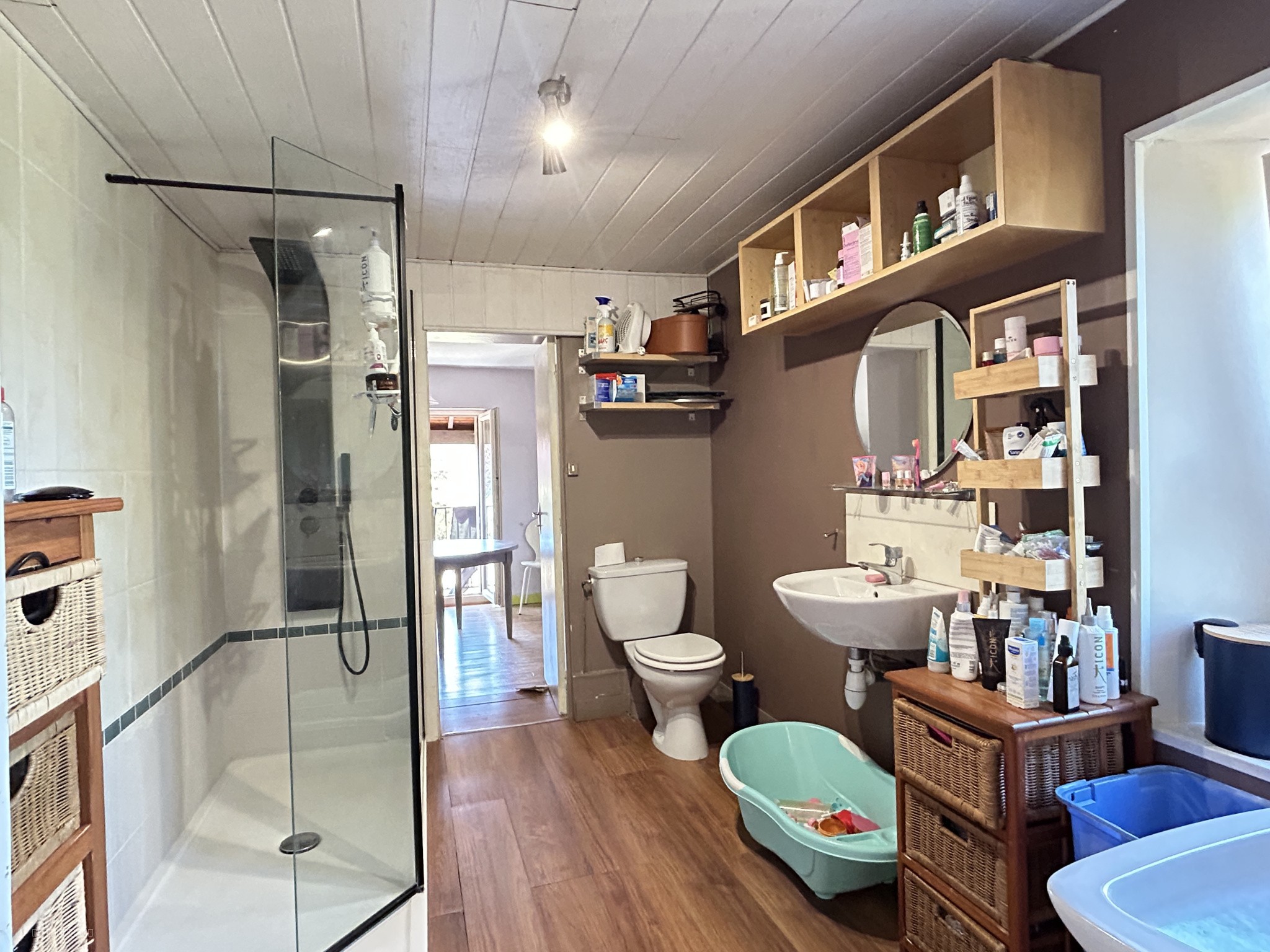 Une maison en pierres et tuiles de pays d'environ 160m2 comprenant: -Au rez-de-chaussée: cuisine aménagé avec — photo 10