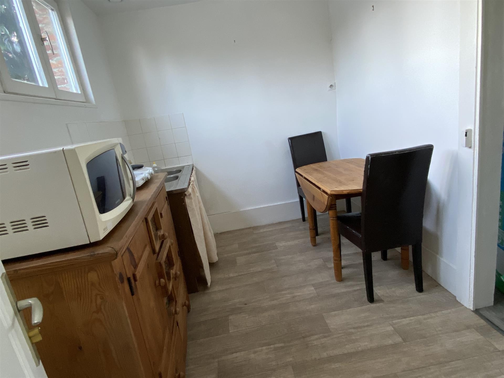 Au coeur de la ville de VIMOUTIERS, ce logement est situé au coeur d'un petit ensemble de 3 logements privés a — photo 4