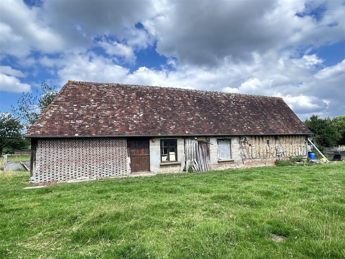 Amoureux de l’authentique, cette ravissante maison normande à colombages saura vous séduire par son cachet, se — photo 3