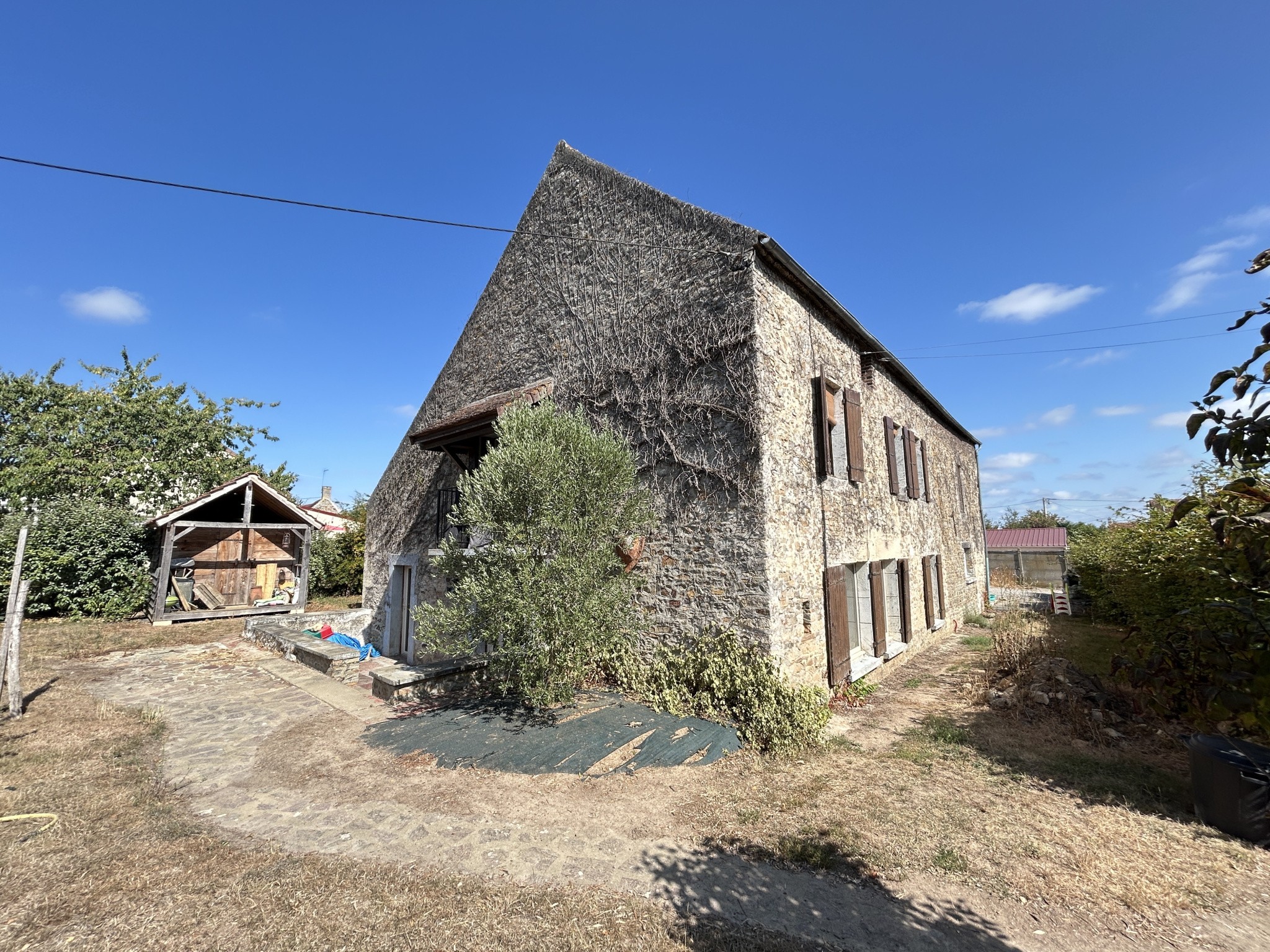 Une maison en pierres et tuiles de pays d'environ 160m2 comprenant: -Au rez-de-chaussée: cuisine aménagé avec — photo 2