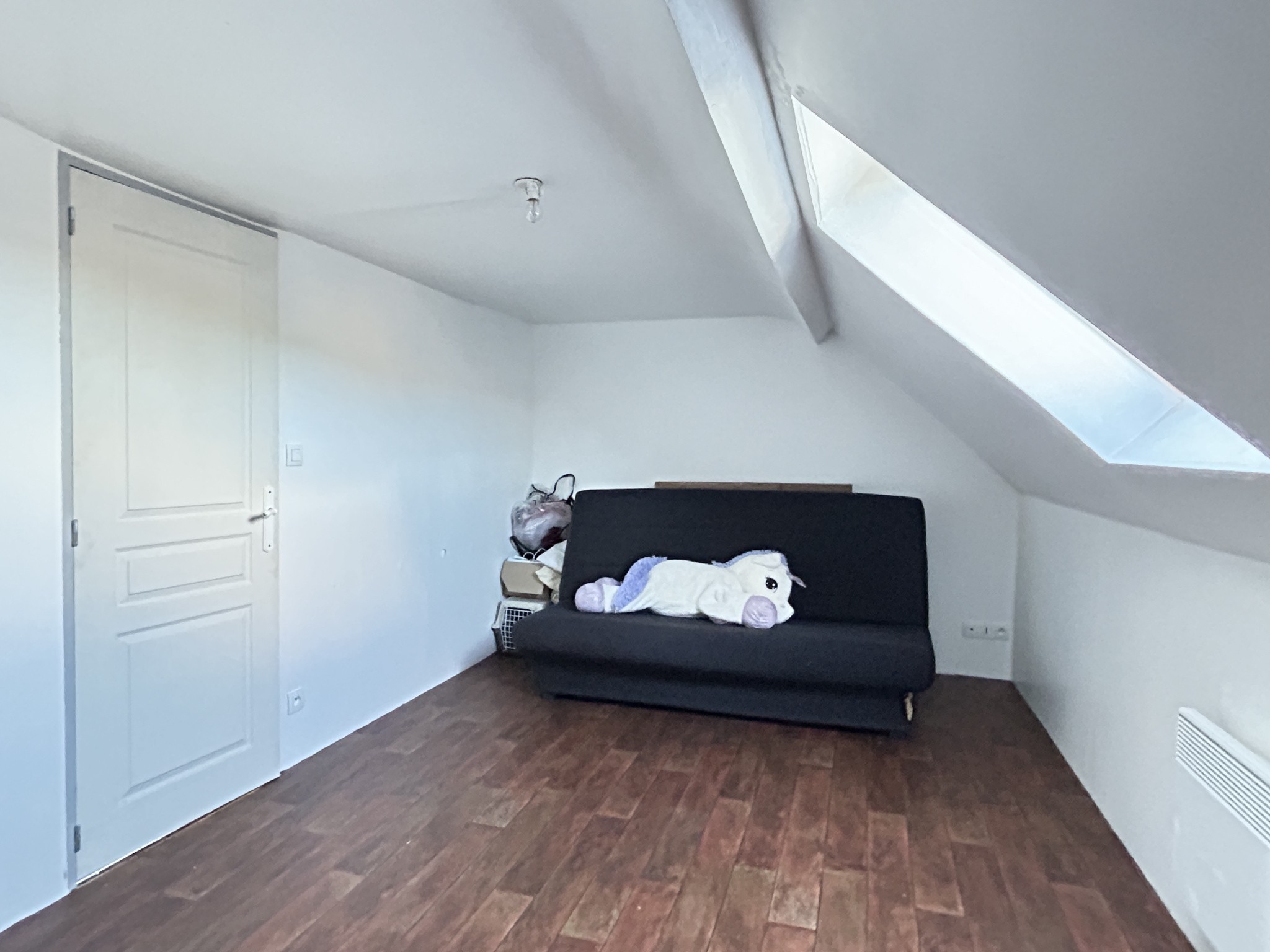 L'agence CAZIN Immobilier vous propose à la location cet appartement rénové composé de la manière suivante : A — photo 2