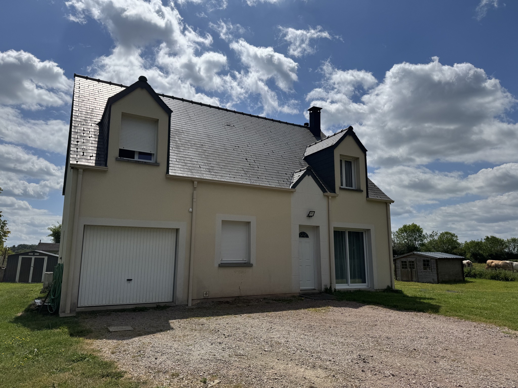 Proposée par Cazin Immobilier Située entre Vimoutiers et Gacé, dans un environnement paisible et verdoyant, ce — photo 2