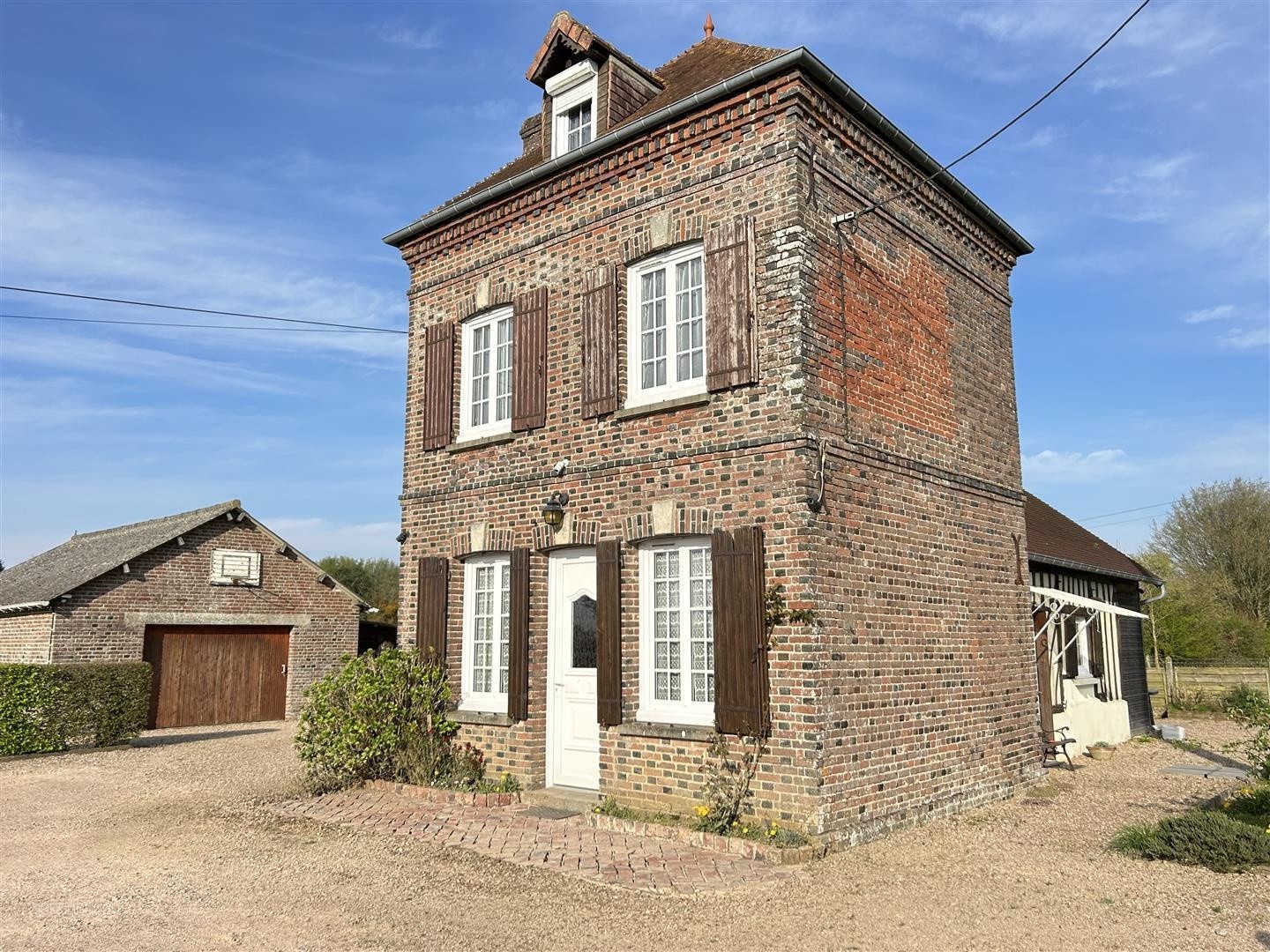 Entre VIMOUTIERS et TRUN, jolie maison de pays construite en briques-colombages avec une extension plus récent — photo 2