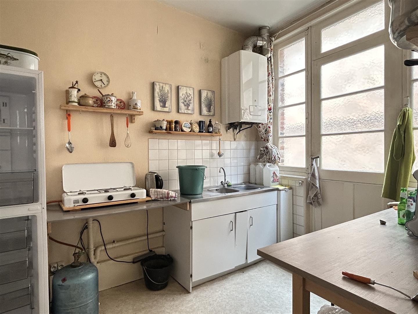 Maison d’habitation à vendre comprenant : Au rez-de-chaussée : une entrée, une chambre d'amis/bureau, wc avec — photo 2