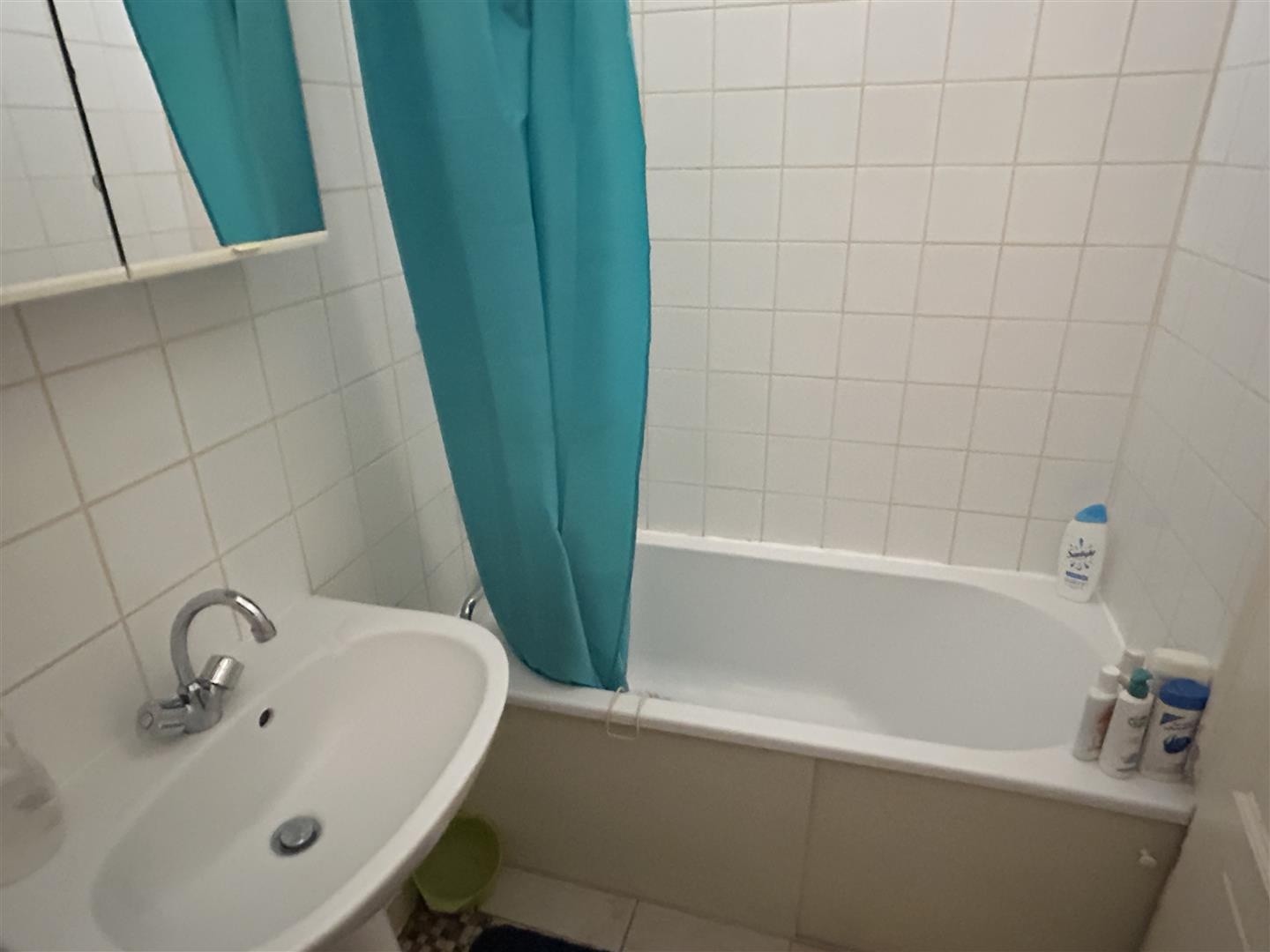 Maison d’habitation à vendre comprenant : Au rez-de-chaussée : une entrée, une chambre d'amis/bureau, wc avec — photo 4