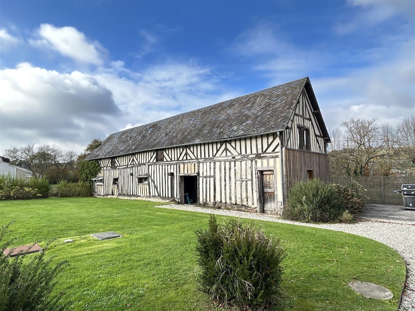 Une propriété comprenant : 1o) Un logis principal, type Maison de Maître construite en briques et couverte en — photo 17