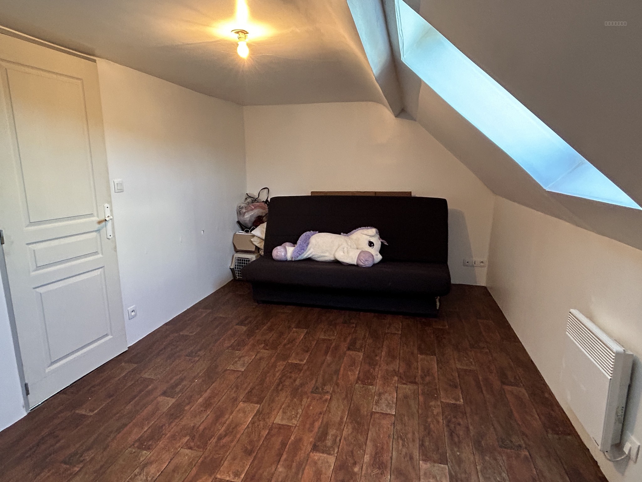 L'agence CAZIN Immobilier vous propose à la location cet appartement rénové composé de la manière suivante : A — photo 3
