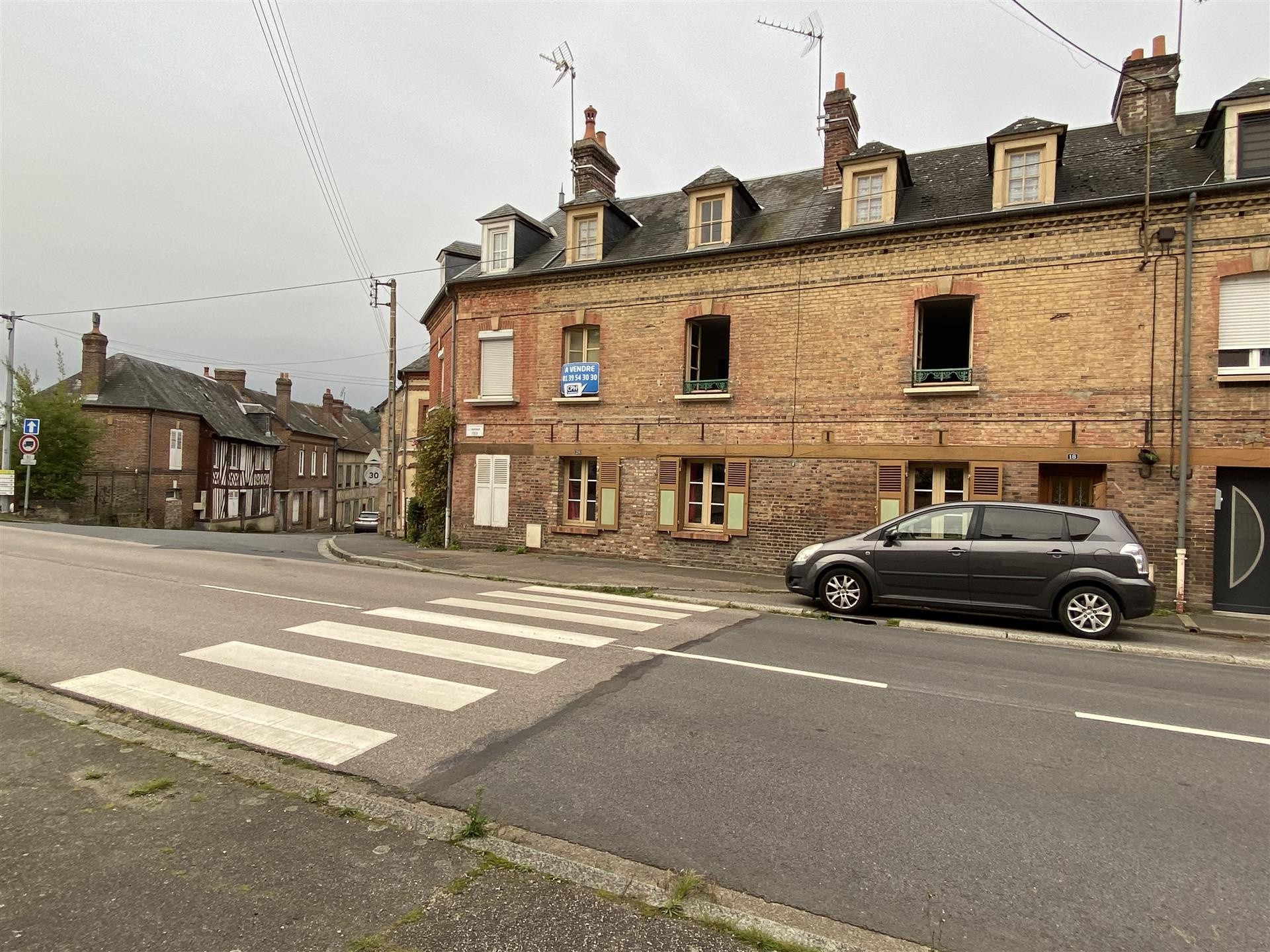 Maison construite en briques et couverte en ardoises se situe en plein centre ville à 1mn à pied des commerces — photo 15