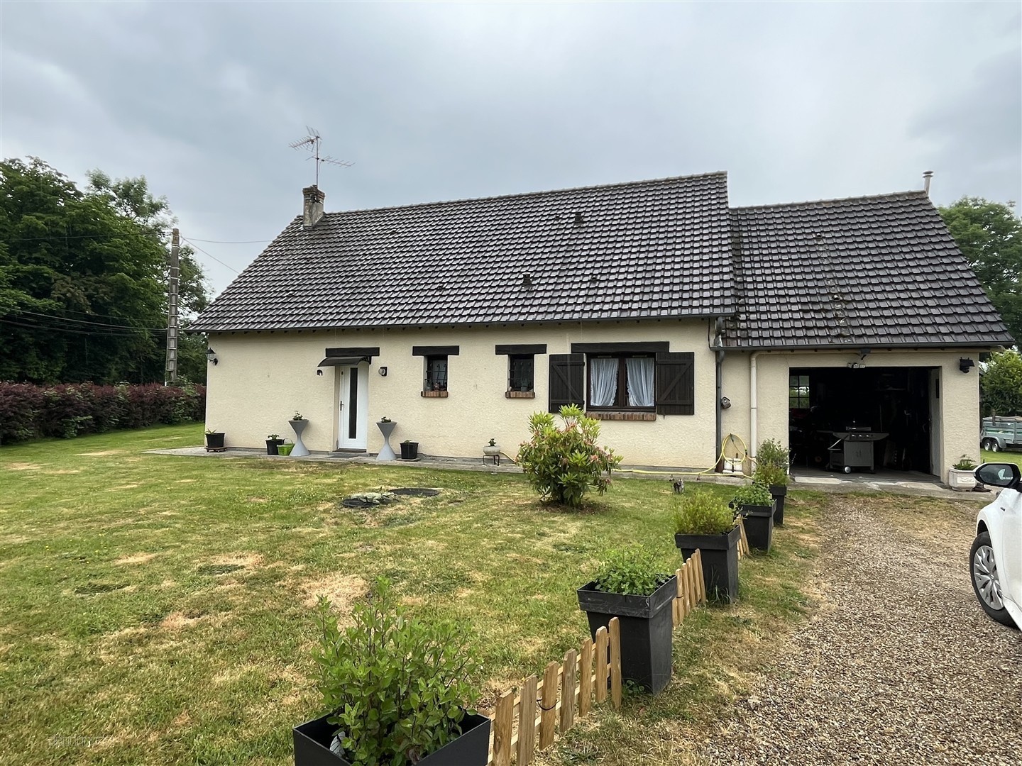 Ce beau pavillon cossu, fonctionnel et spacieux vous offre un espace de vie agréable avec sa possibilité de vi — photo 2