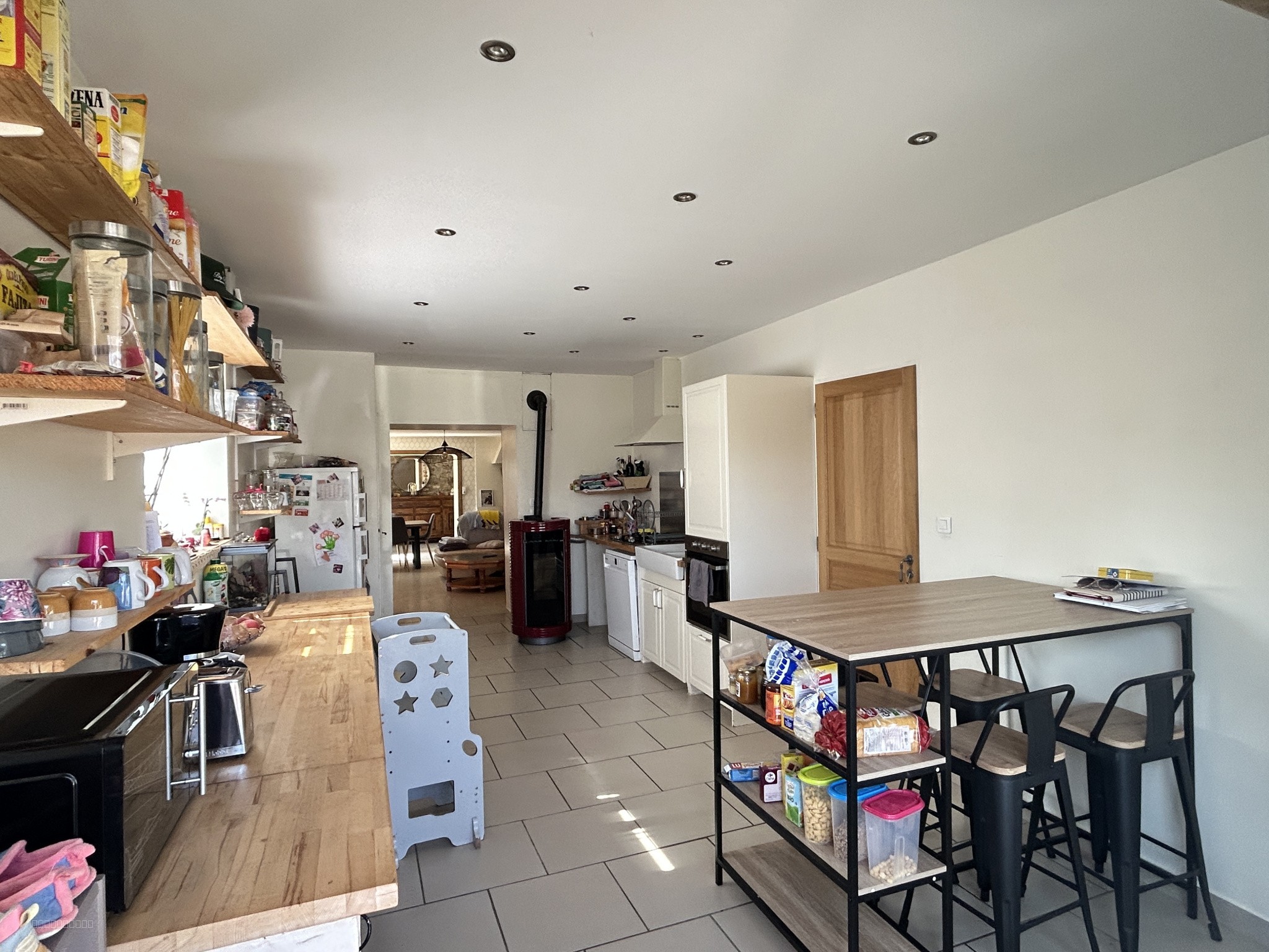Une maison en pierres et tuiles de pays d'environ 160m2 comprenant: -Au rez-de-chaussée: cuisine aménagé avec — photo 4