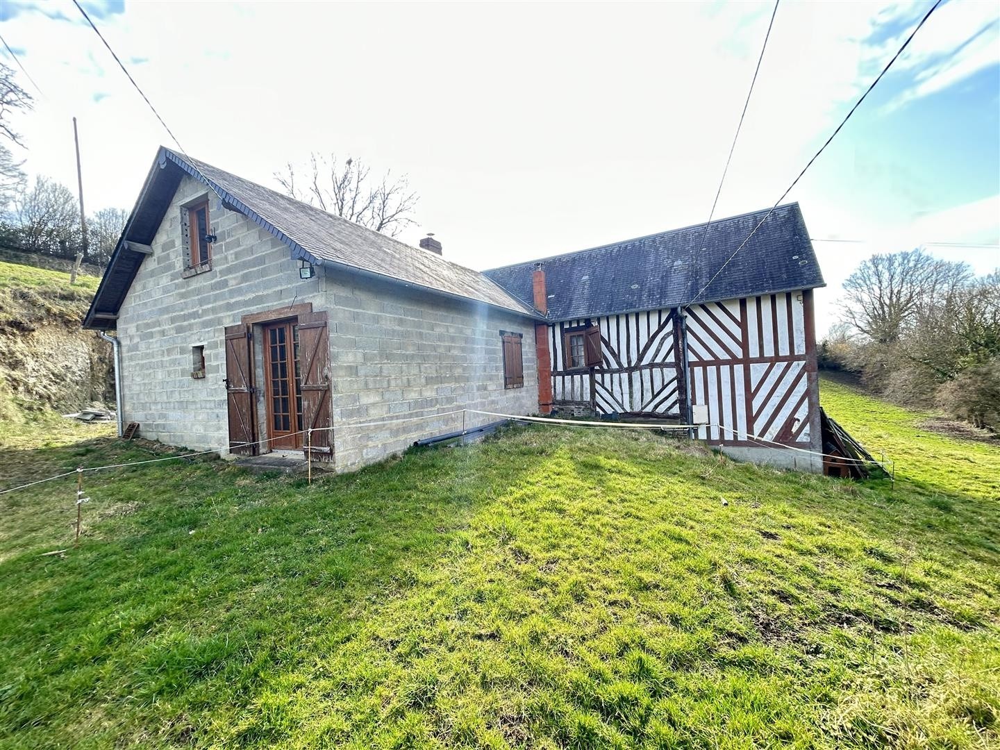 Non loin du centre ville de Vimoutiers, cette propriété vous offre une maison d'habitation d'environ 105m2 + c — photo 2