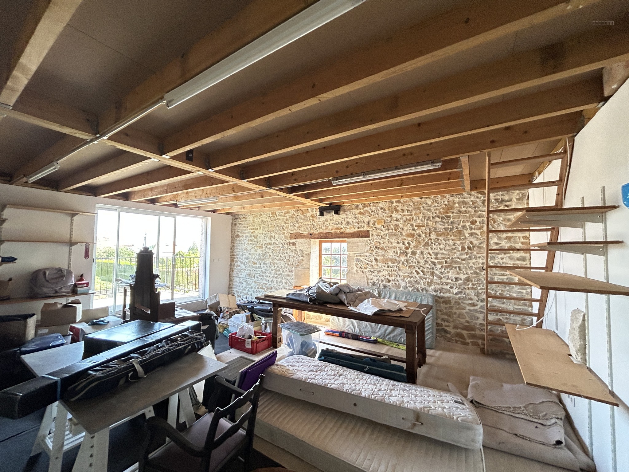 Une maison en pierres et tuiles de pays d'environ 160m2 comprenant: -Au rez-de-chaussée: cuisine aménagé avec — photo 15