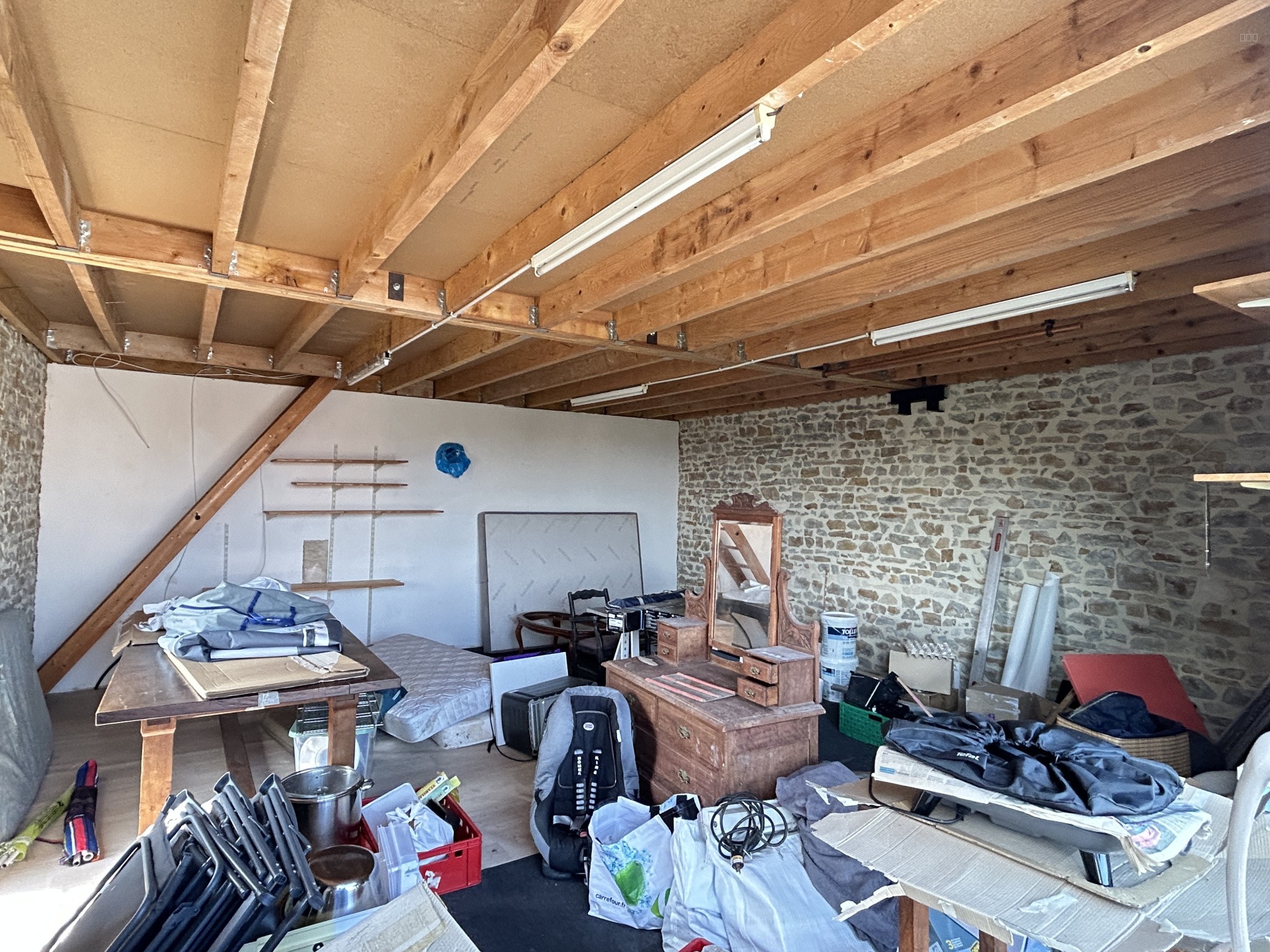 Une maison en pierres et tuiles de pays d'environ 160m2 comprenant: -Au rez-de-chaussée: cuisine aménagé avec — photo 17
