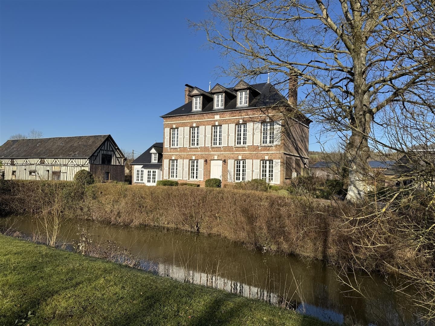 Une propriété comprenant : 1o) Un logis principal, type Maison de Maître construite en briques et couverte en — photo 5