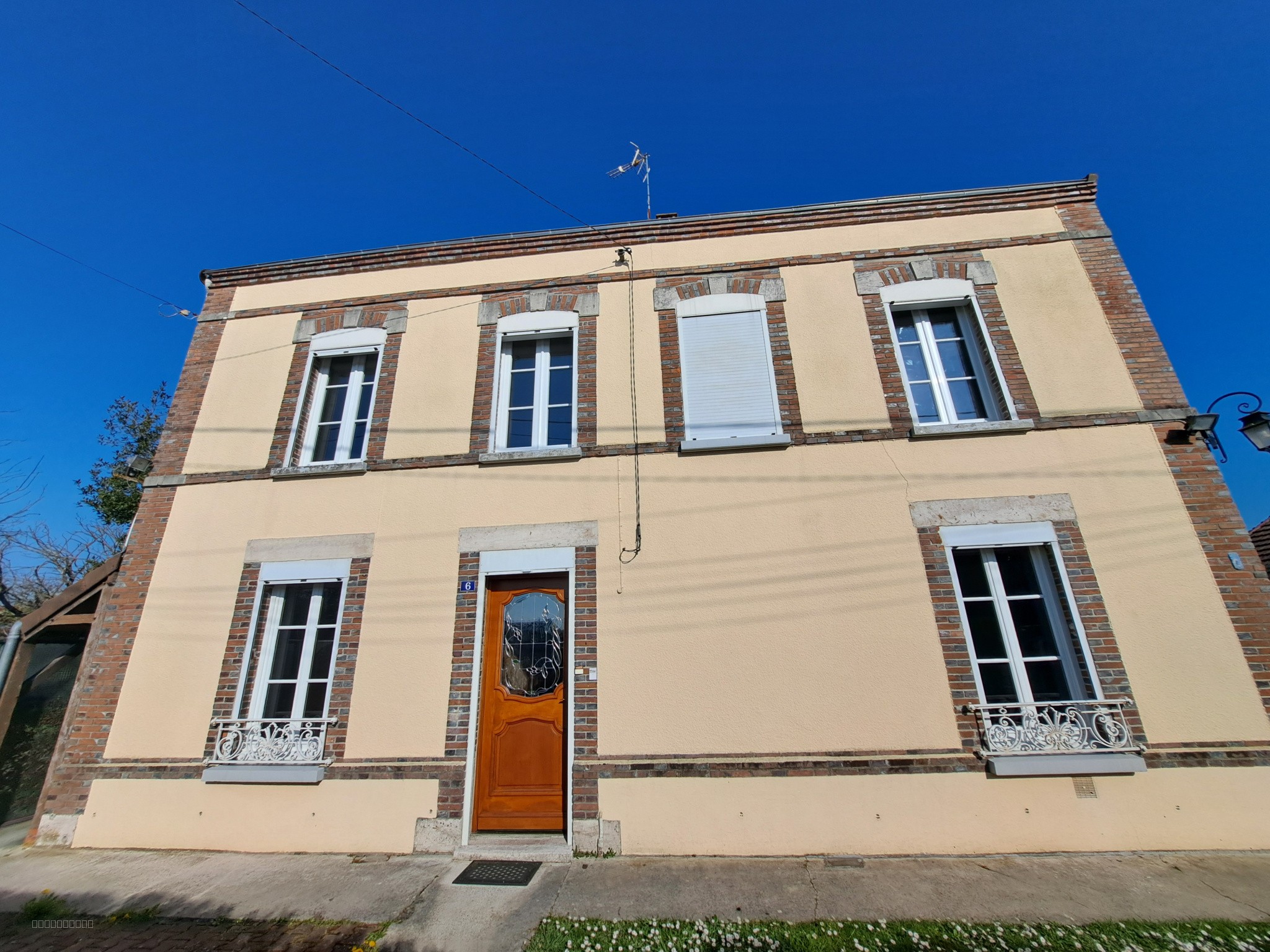 Maison ancienne à rafraîchir à MAIZIERES LA GRANDE PAROISSE — photo 2