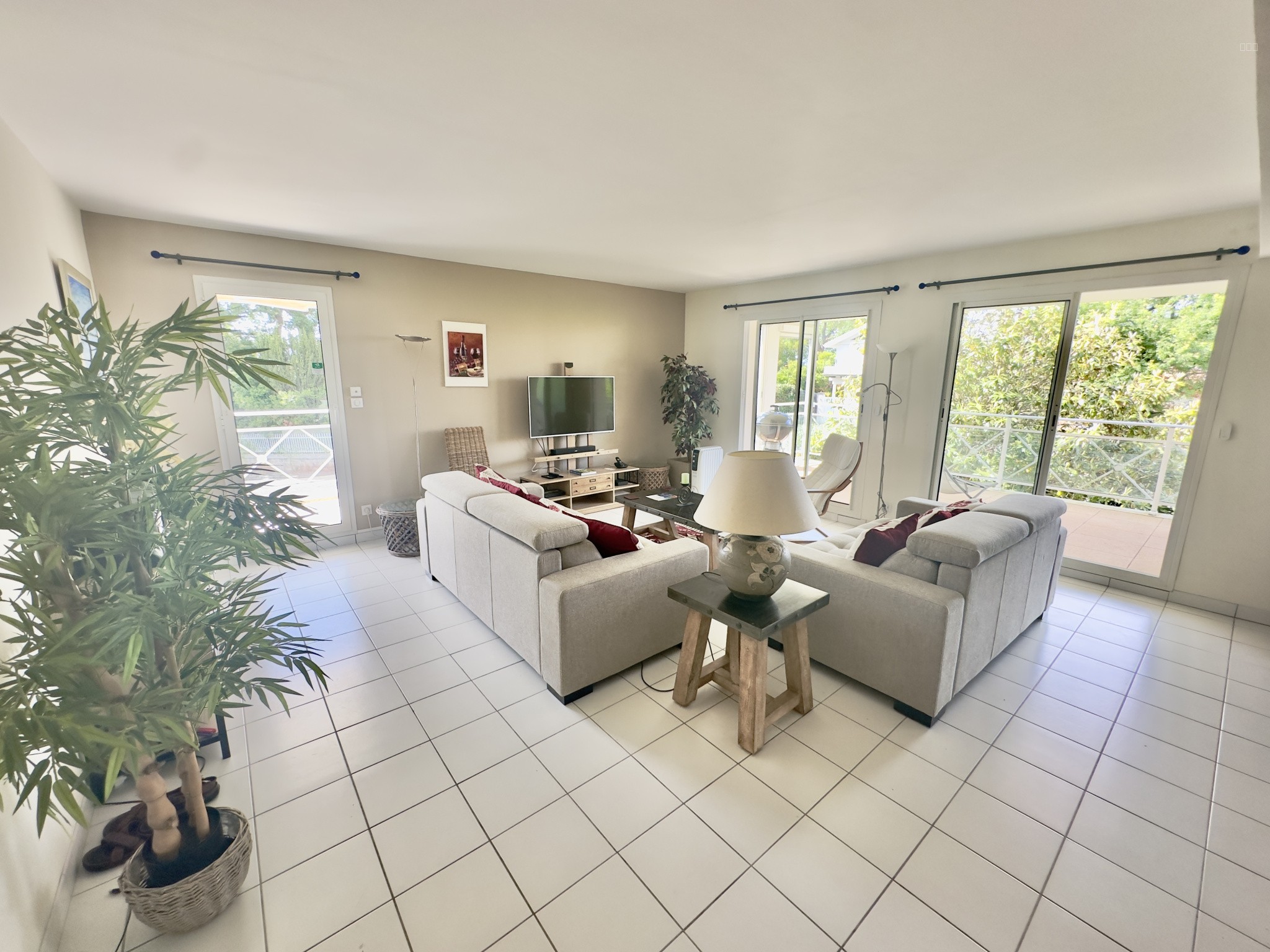 RESIDENCE DE STANDING - TERRASSE 35m2 - PETITE VUE BASSIN — photo 3