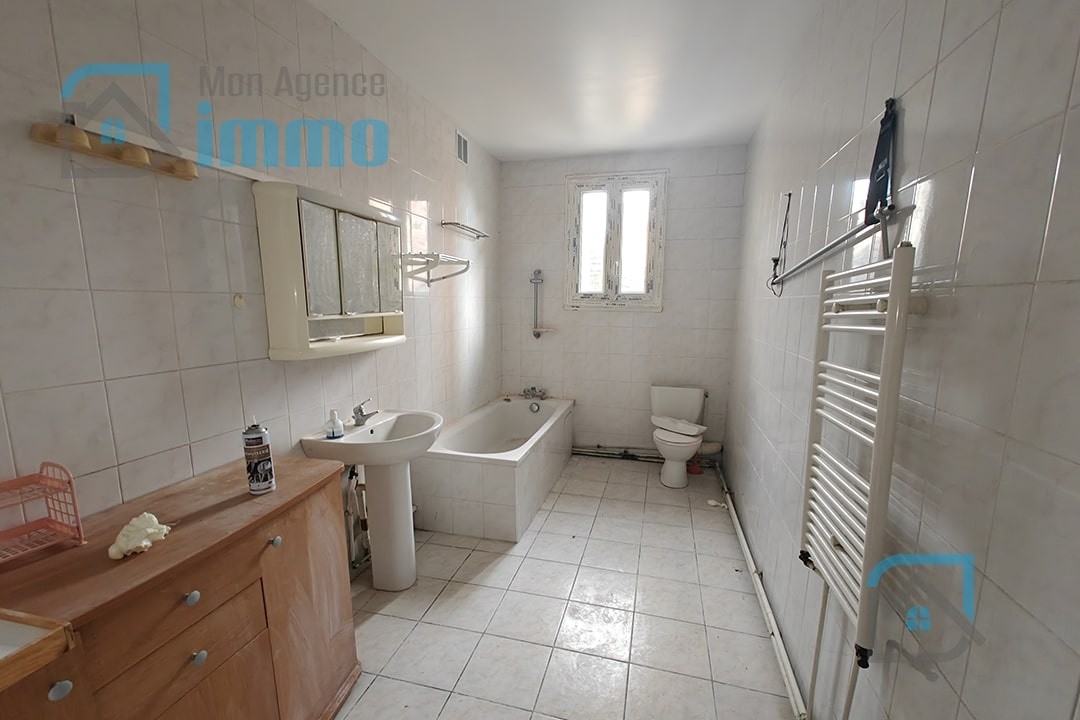 Mehun-sur-Yèvre   Immeuble à usage mixte (commercial et habitation) — photo 6