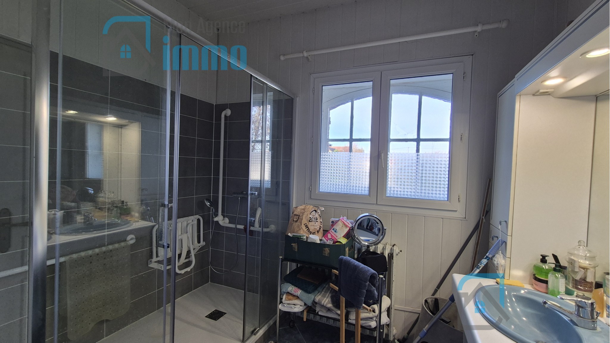 Mehun-sur-Yèvre   Immeuble à usage mixte (commercial et habitation) — photo 8