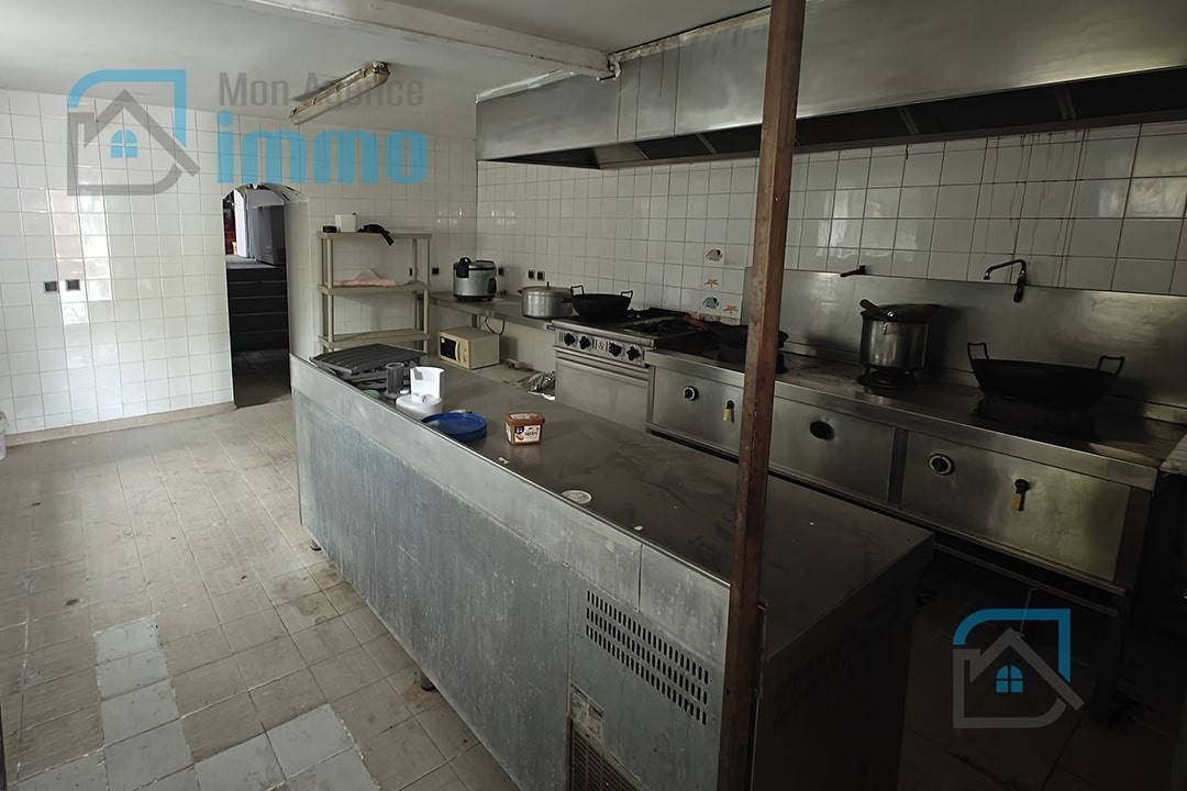Mehun-sur-Yèvre   Immeuble à usage mixte (commercial et habitation) — photo 3