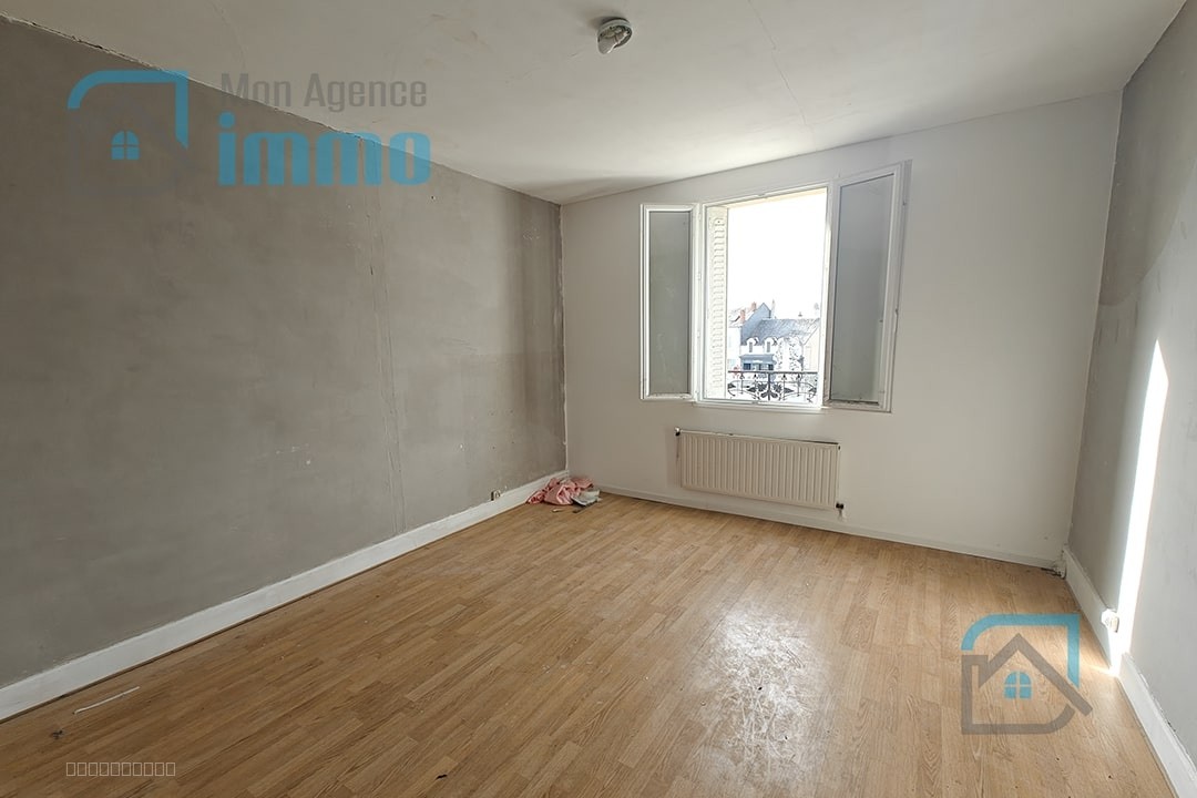 Mehun-sur-Yèvre   Immeuble à usage mixte (commercial et habitation) — photo 4