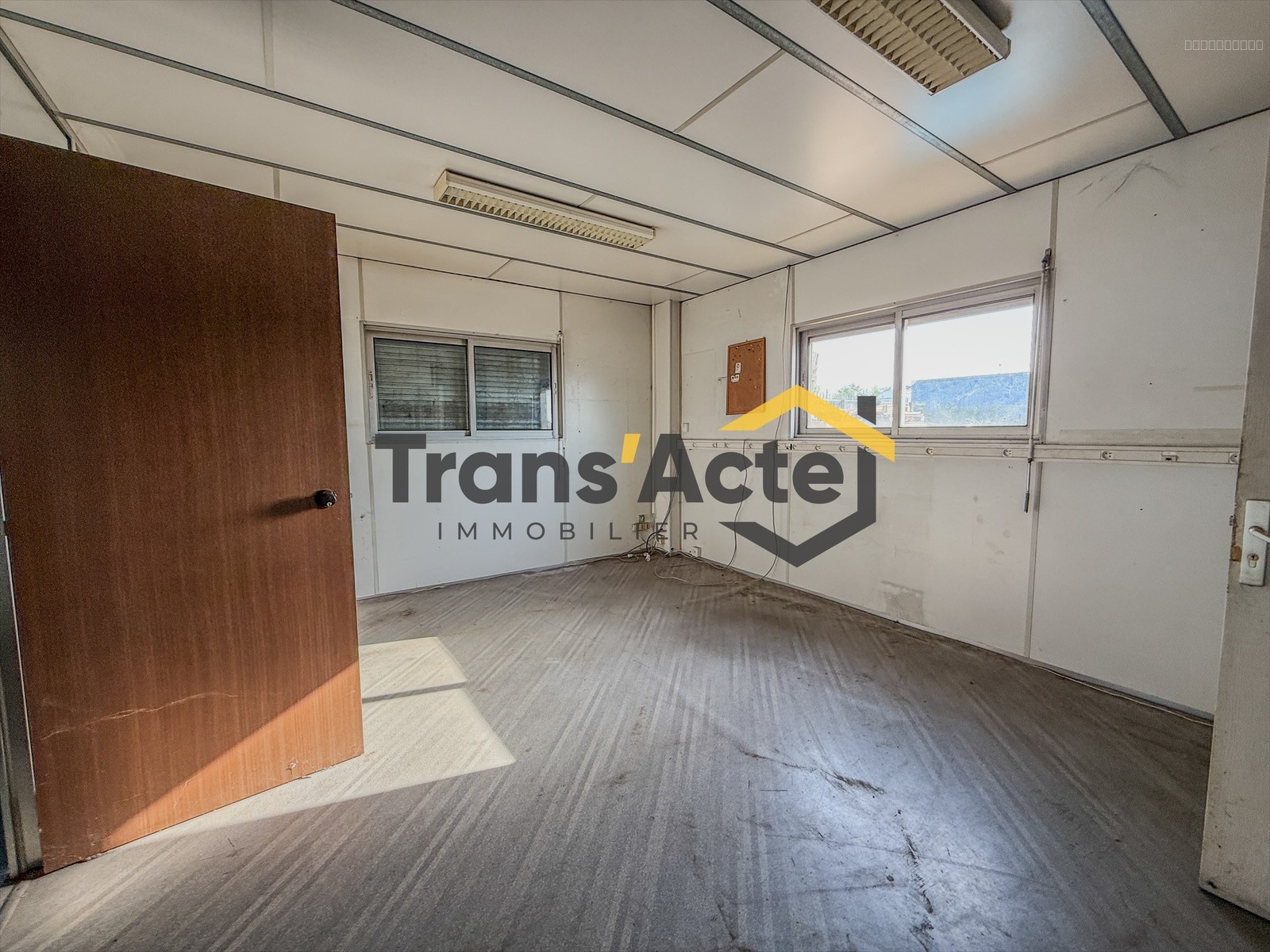 ENTREPOT AVEC BUREAU ET PARKING — photo 9