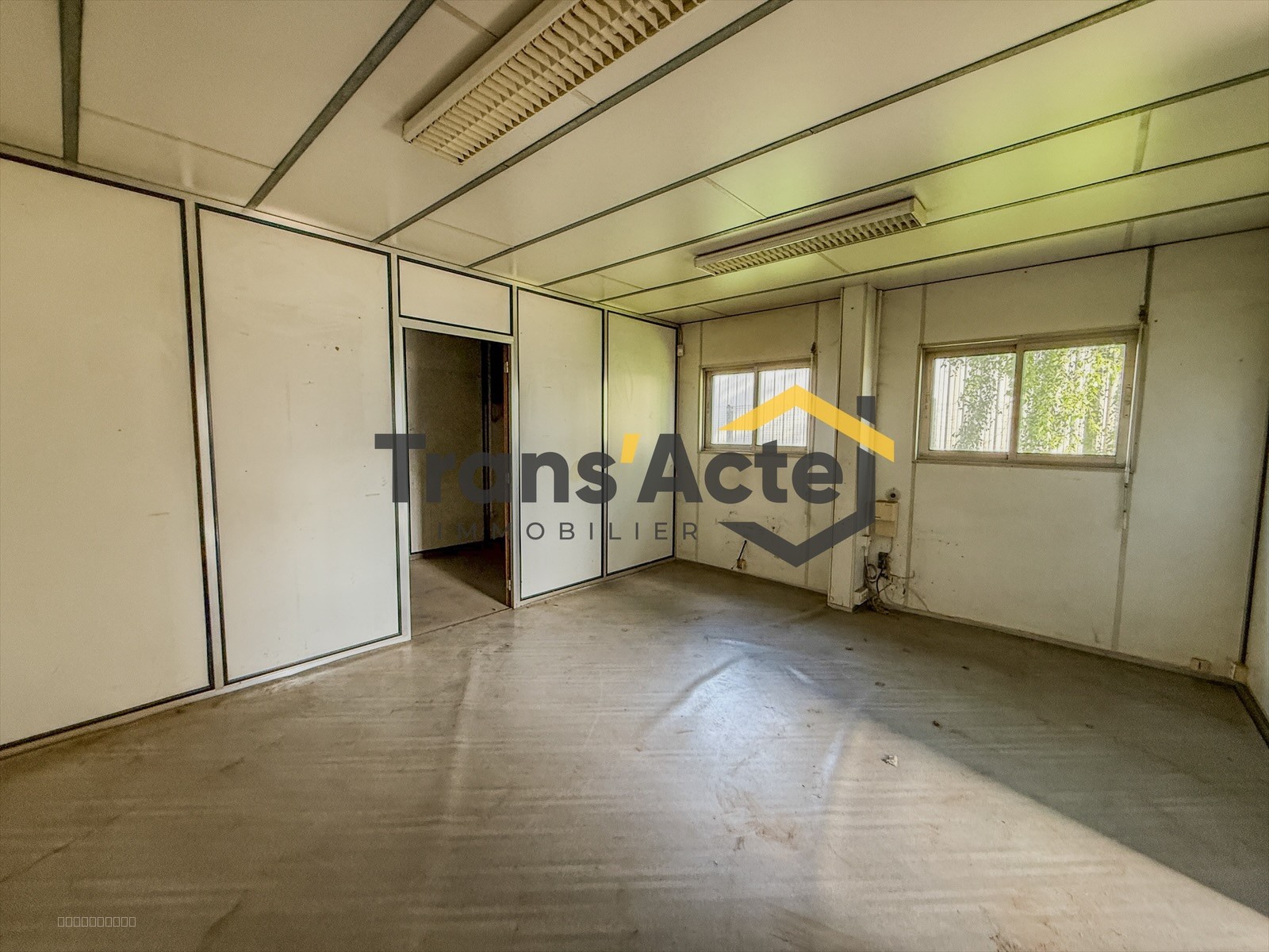 ENTREPOT AVEC BUREAU ET PARKING — photo 8