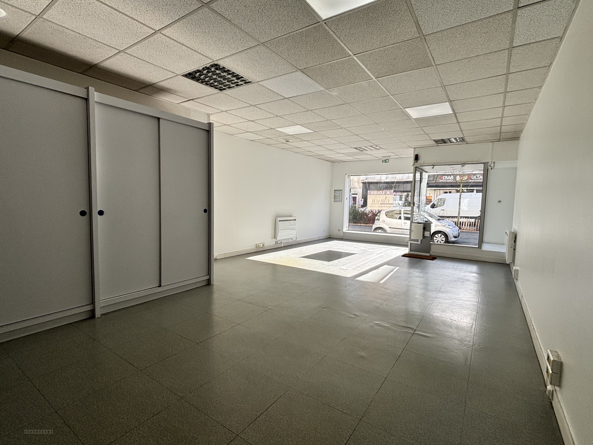 LOCAL COMMERCIAL - ROCHEFORT — photo 2
