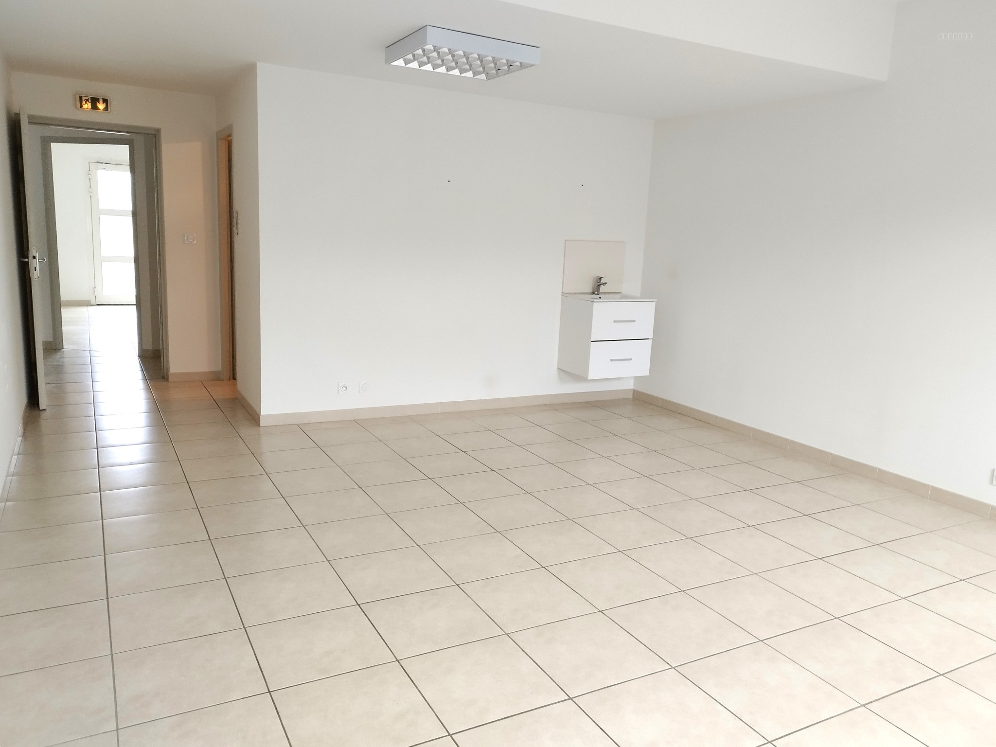 MARGUERITTES LOCAUX PROFESSIONNELS 110M2 RECENT PARKING POSSIBILITE DIVISION EN 2 PARTIES — photo 5