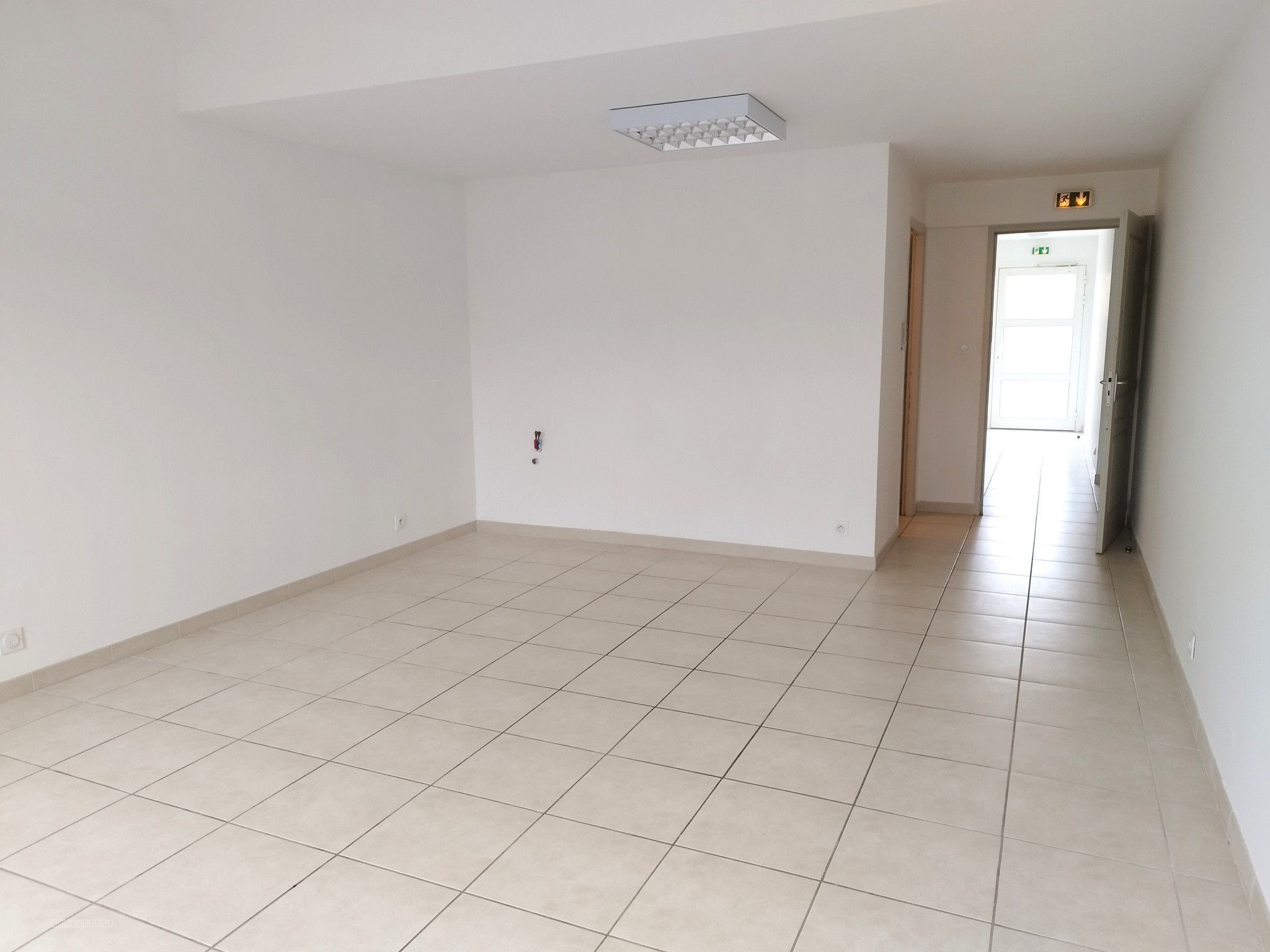 MARGUERITTES LOCAUX PROFESSIONNELS 110M2 RECENT PARKING POSSIBILITE DIVISION EN 2 PARTIES — photo 6